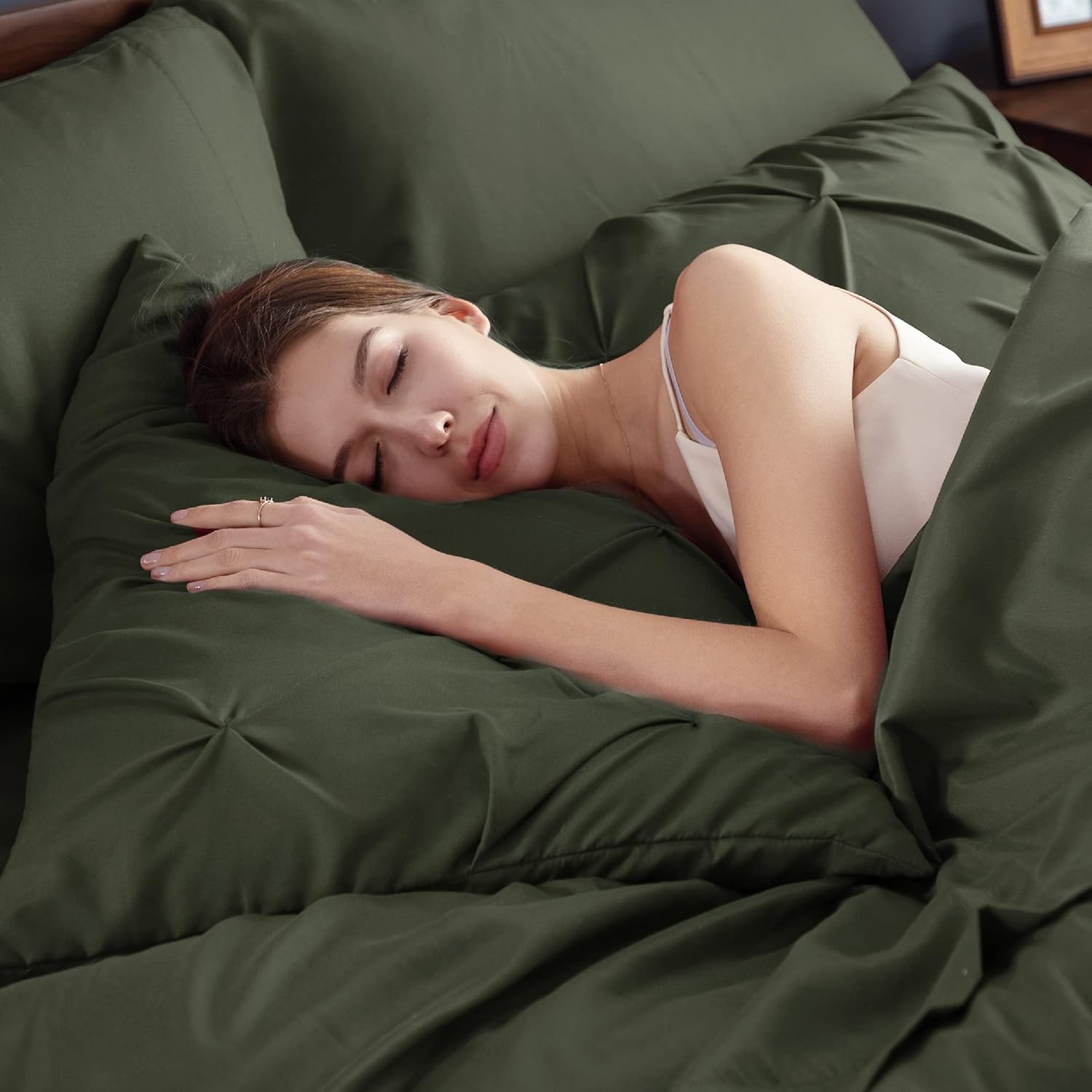 Bedsure Juego de edredón verde oliva tamaño Queen, cama en una bolsa, tamaño Queen, 7 piezas, juego de ropa de cama verde oliva con edredones,