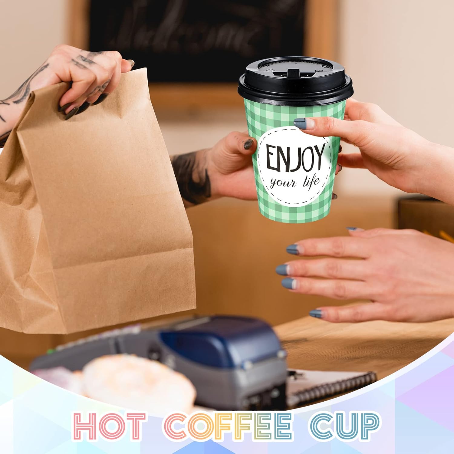Gerrii Paquete de 100 tazas de café desechables con tapas y pajitas, tazas de papel motivacionales con 6 citas y diseños, tazas calientes
