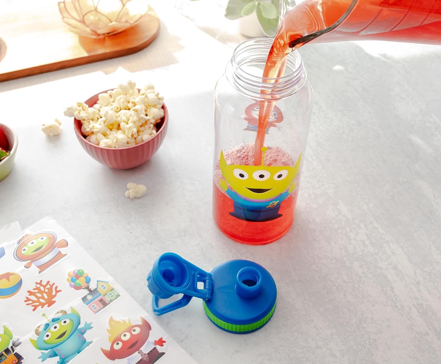 Silver Buffalo Disney Pixar’s Toy Story Alien Dressed Up As Pixar Characters Twist Spout Botella de agua de plástico con calcomanías You Stick