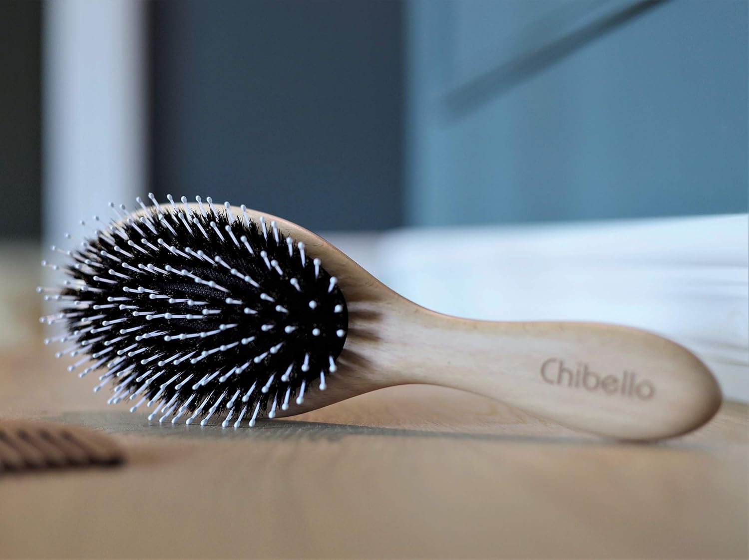 Juego de cepillos de cerdas de jabalí para cabello grueso y normal. Mango de madera natural pulida a mano para un aspecto y sensación refinados.