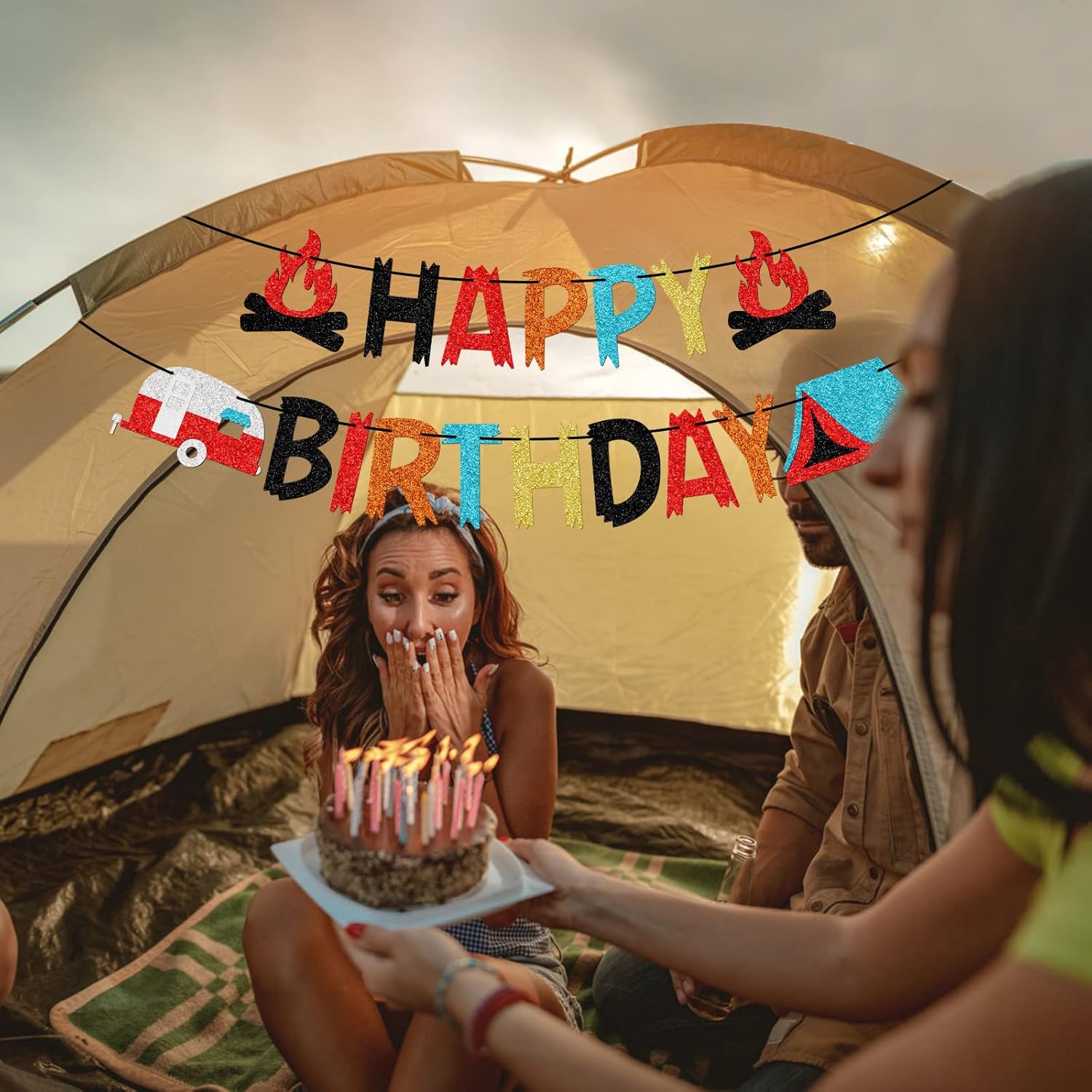 Cartel de feliz cumpleaños con purpurina, fiesta al aire libre, fiesta en el patio trasero, decoración de cumpleaños de campamento para niños y