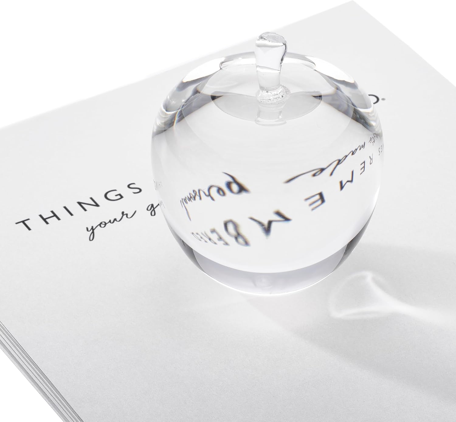 THINGS REMEMBERED Pisapapeles de recuerdo de cristal en forma de manzana transparente (personalización gratuita)