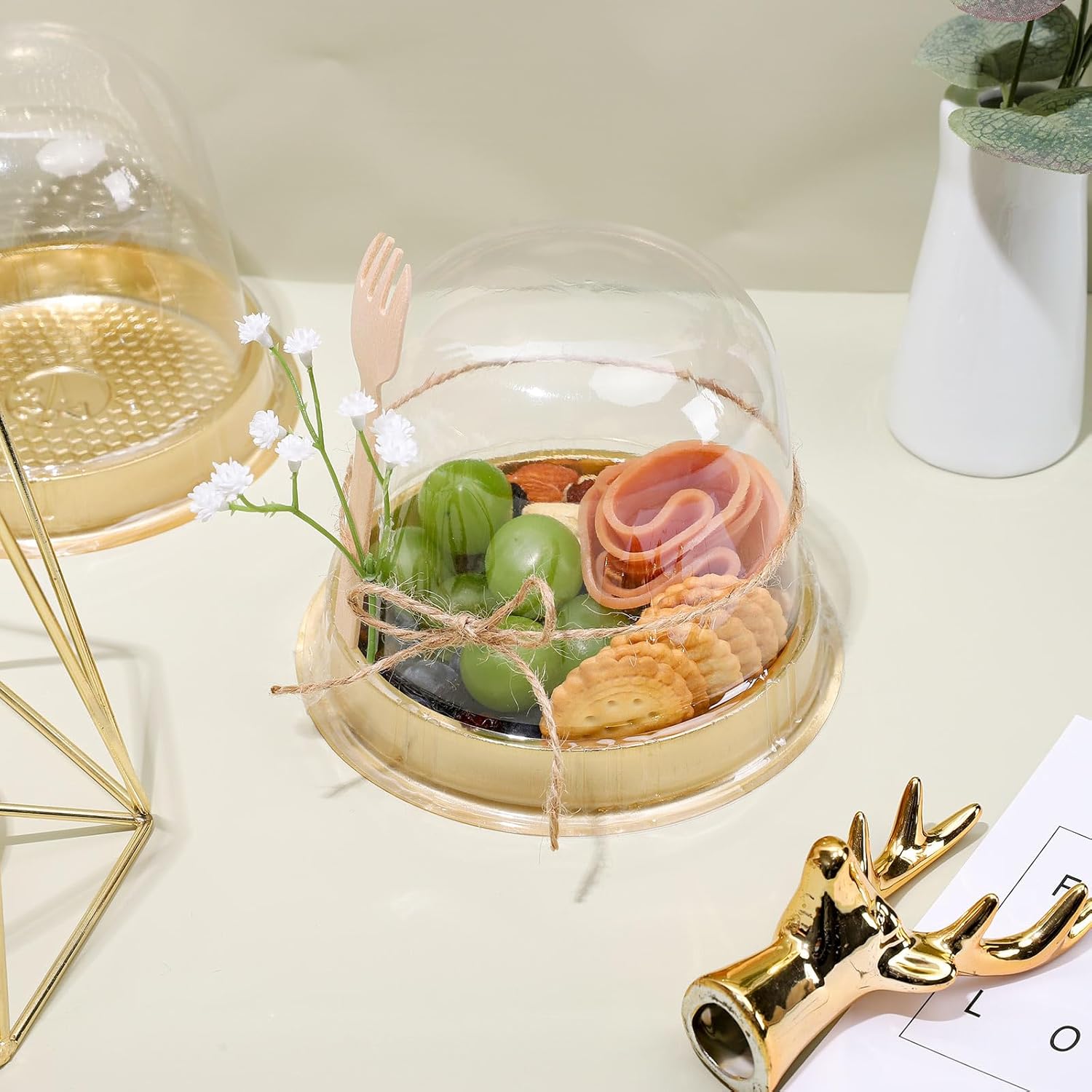 Whaline Juego de 50 vasos desechables individuales para cupcakes, de plástico transparente, con mini cuerda de madera para postizo de graduación,