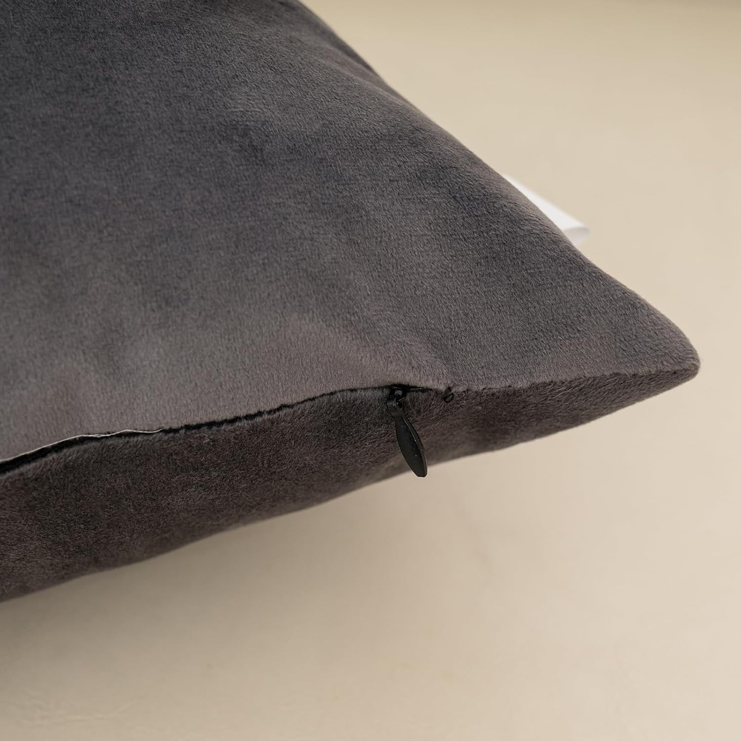 Yamminess Paquete de 2 fundas de almohada decorativas de 18 x 18 pulgadas, fundas de cojín de piel sintética beige y terciopelo gris, fundas de