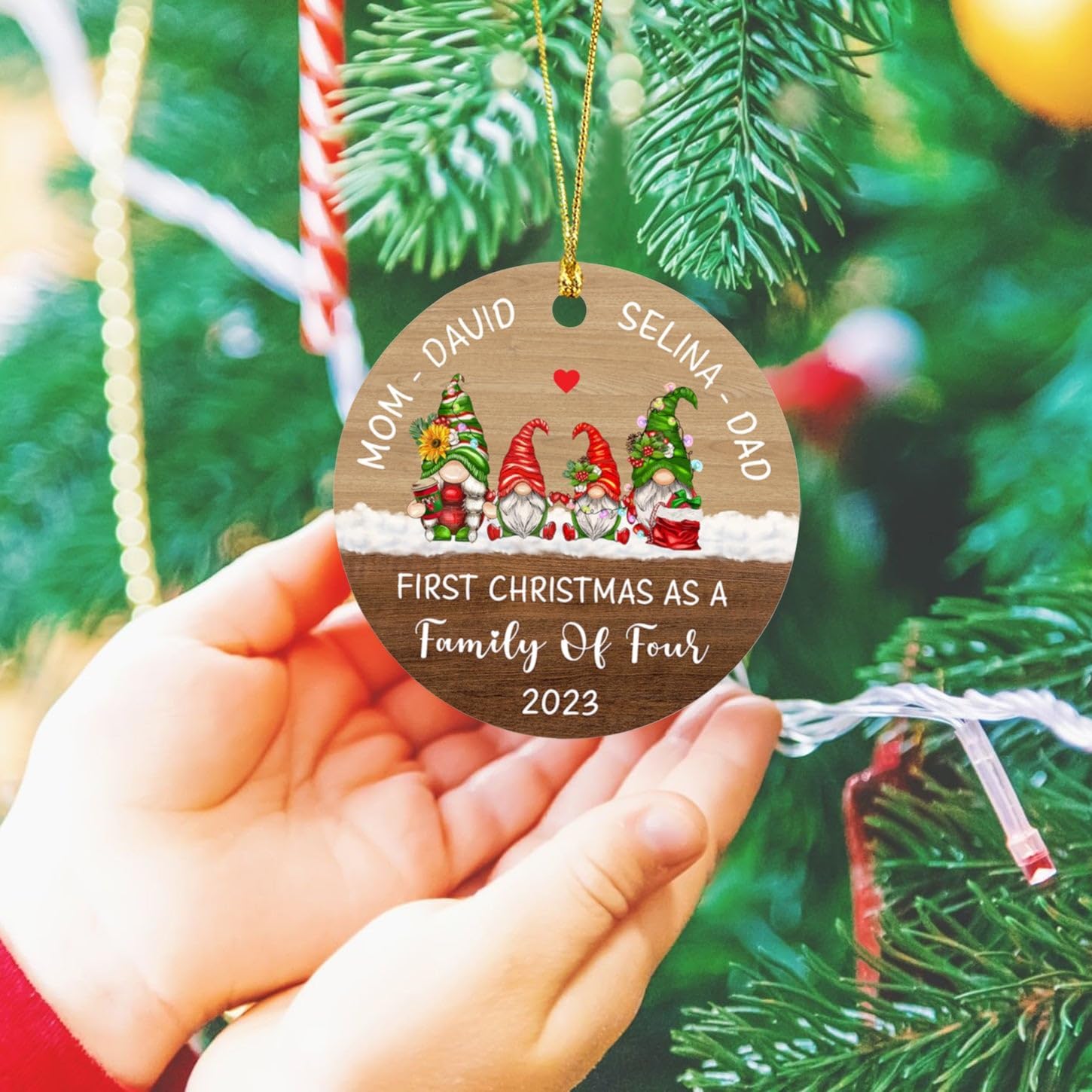 Adorno de gnomo de nuevos padres, regalo de recuerdo personalizado para la primera Navidad como familia de cuatro, adorno de Navidad 2024, regalo de