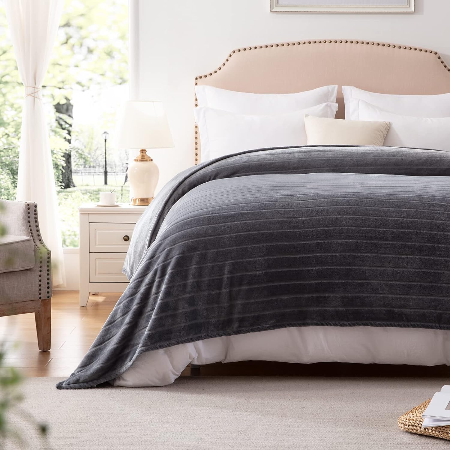 Bertte – Manta afelpada supersuave, ligera y acogedora, de 330GSM con patrón de rayas para cama o sofá, tamaño king 102 x 90pulgadas, color gris