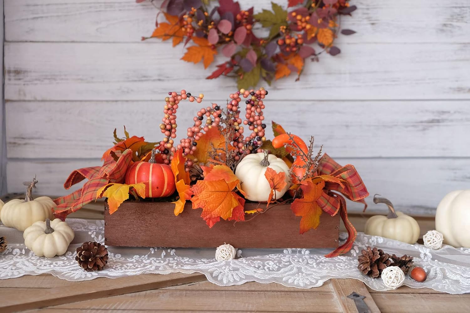 Centro de mesa de madera con calabaza artificial, conos de pino, hojas de arce, bayas rojas para decoración de otoño y otoño, decoración de mesa de