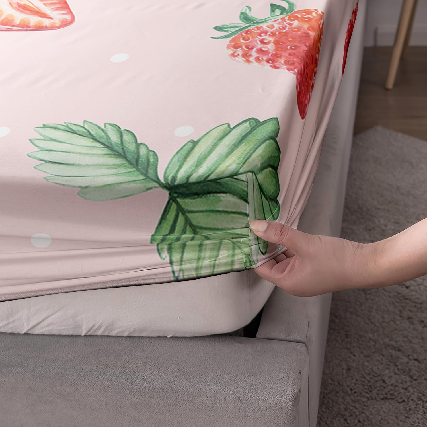 AILONEN Juego de sábanas bajeras de fresa tamaño individual, juego de sábanas bonitas de fresa para niñas, juego de sábanas temáticas rosas, 3