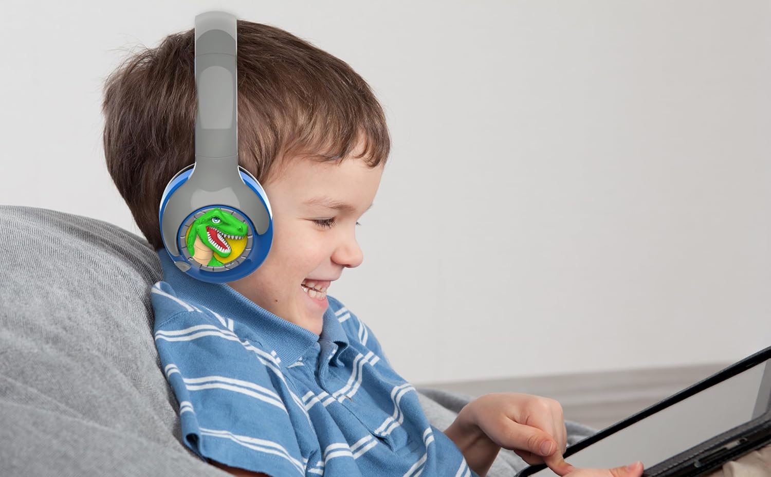 eKids Auriculares de dinosaurio para niños, auriculares Bluetooth con reducción de volumen para la escuela, el hogar o los viajes