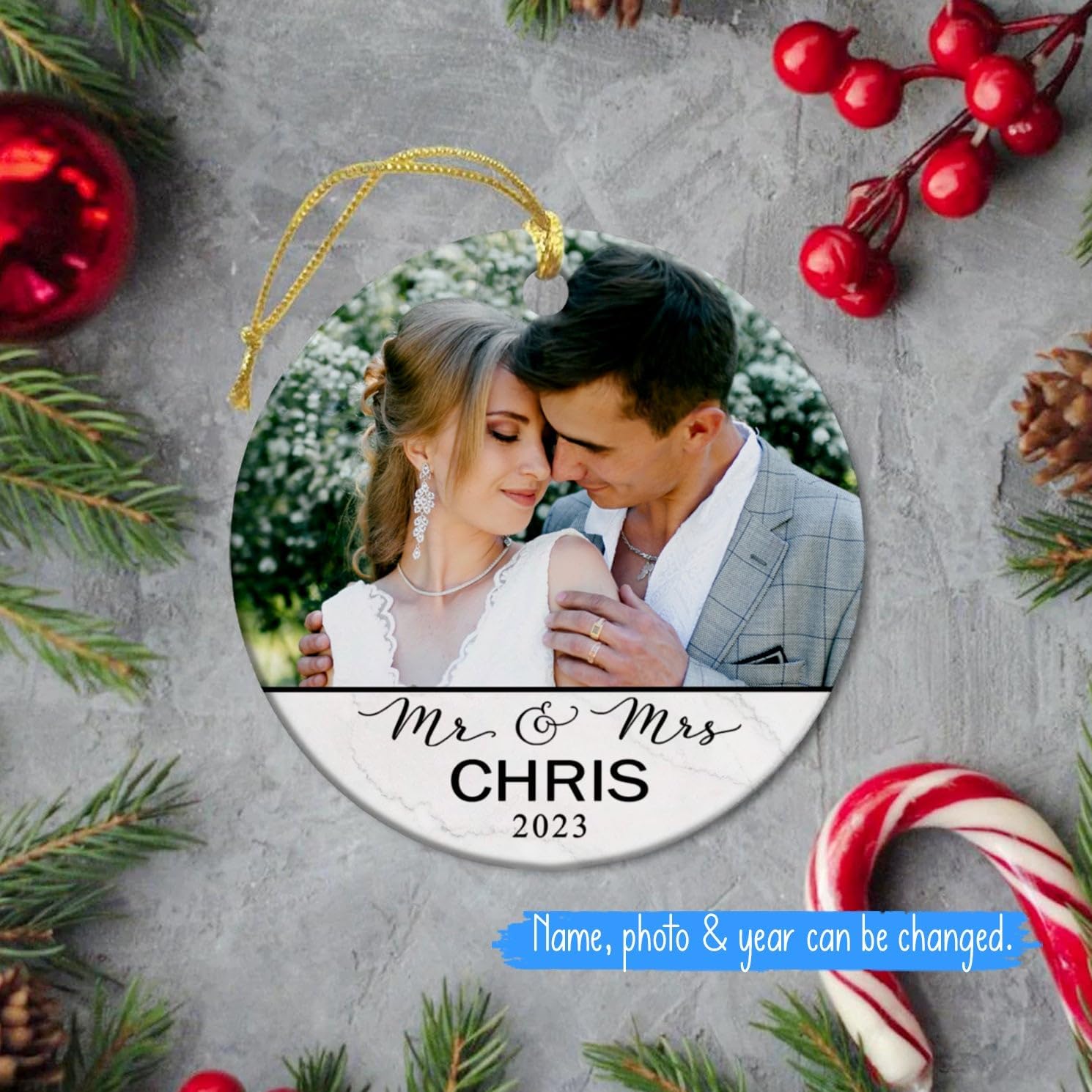 Adorno de cerámica personalizable con texto en inglés Our First Christmas Together As Mr and Mrs 2023, adorno personalizado para parejas recién