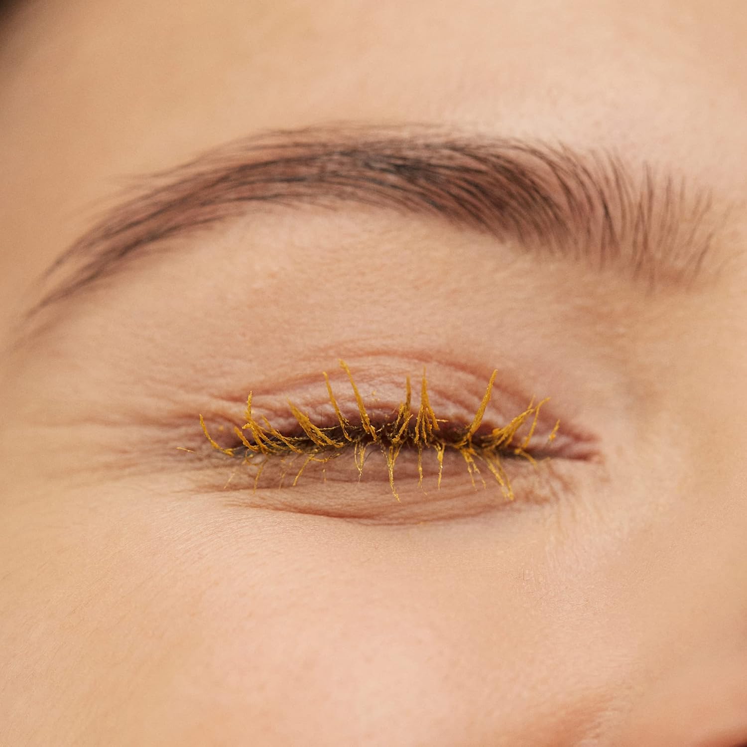 3INA The Color Mascara 137 – Máscara de pestañas de color amarillo cubre pestañas con color divertido – Lavable, sin grumos, rímel voluminizador en