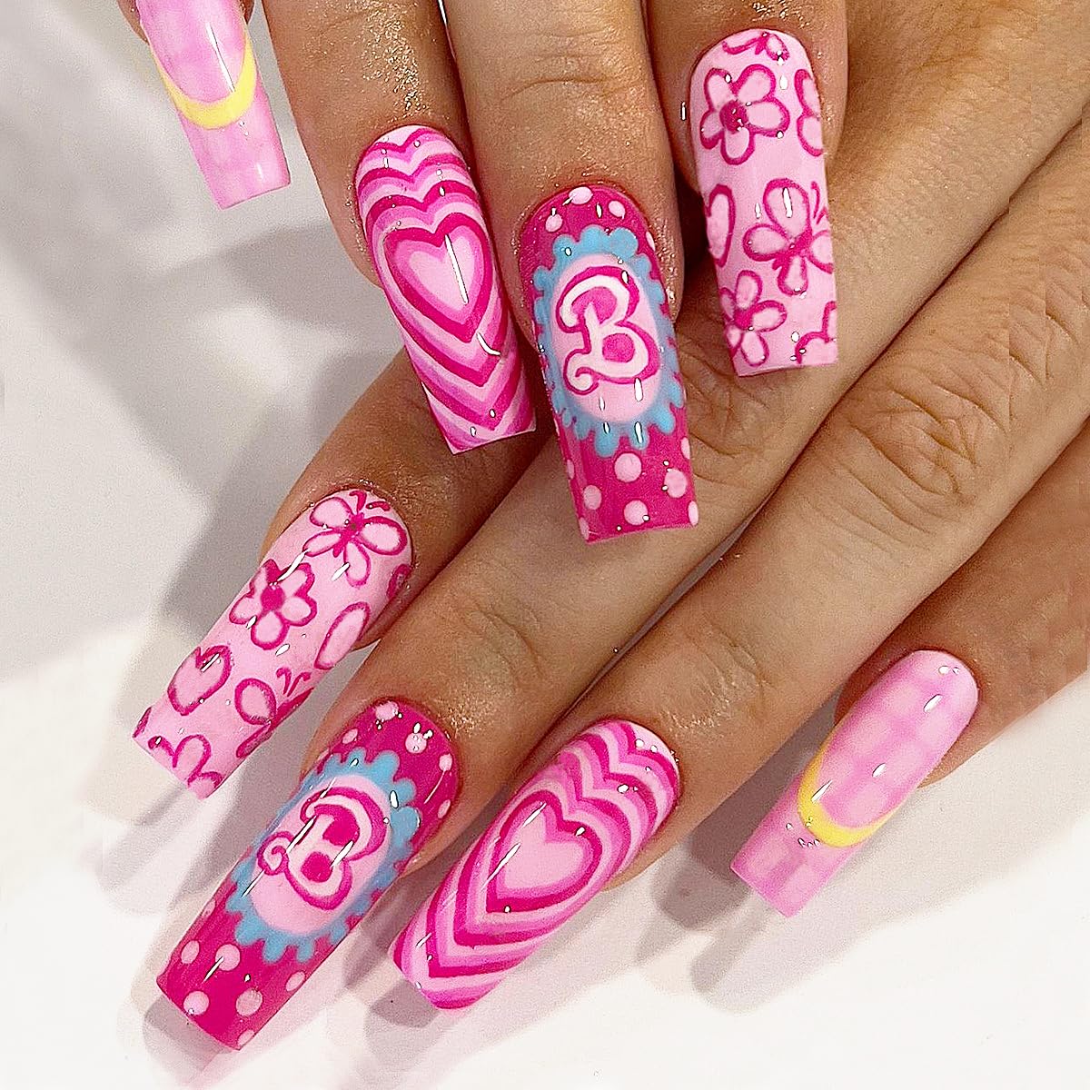 Uñas postizas extralargas a presión con forma de ataúd rosa con corazón y flores, patrón de letras impresas, uñas de barbie, uñas acrílicas