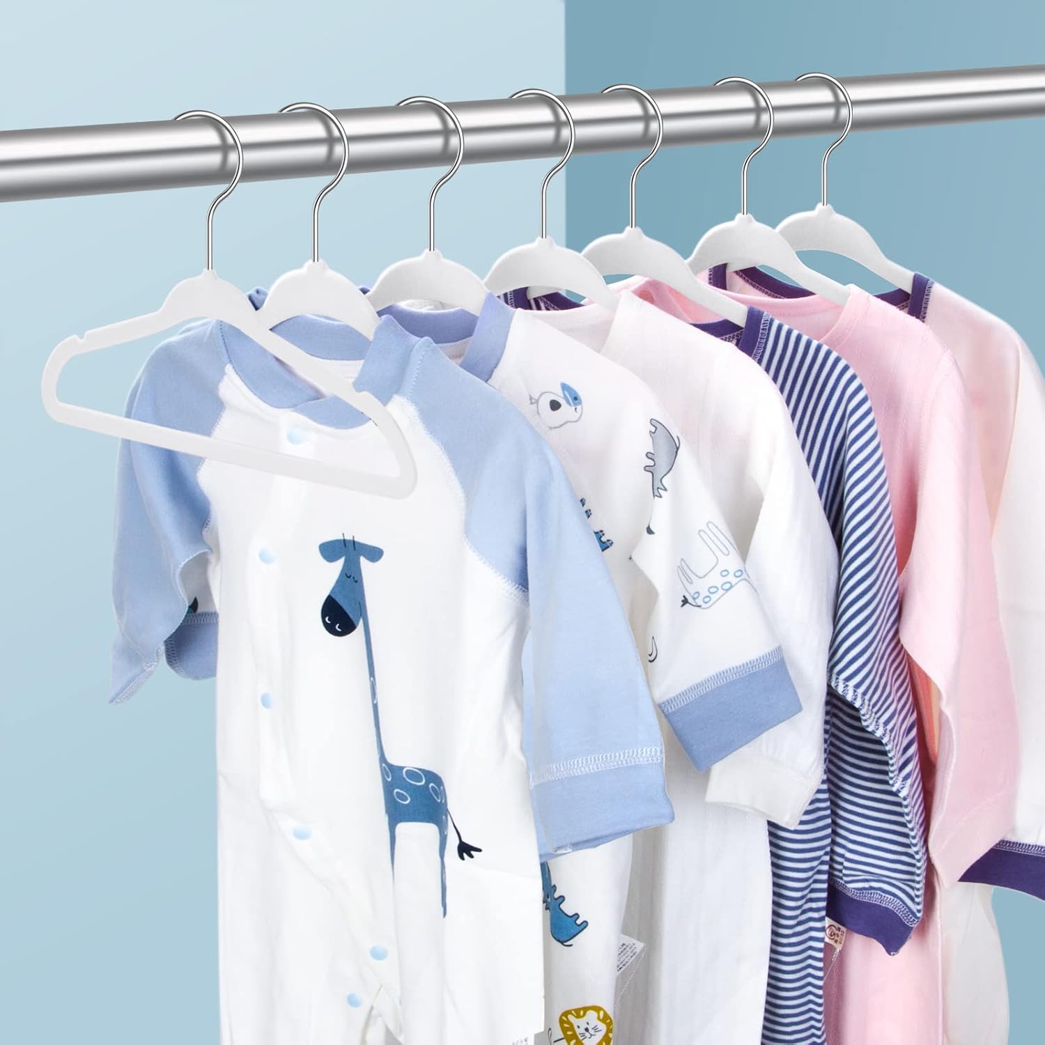 Perchas de terciopelo para niños, paquete de 50 perchas antideslizantes de 11 pulgadas, ganchos giratorios de 360, perchas blancas fuertes y