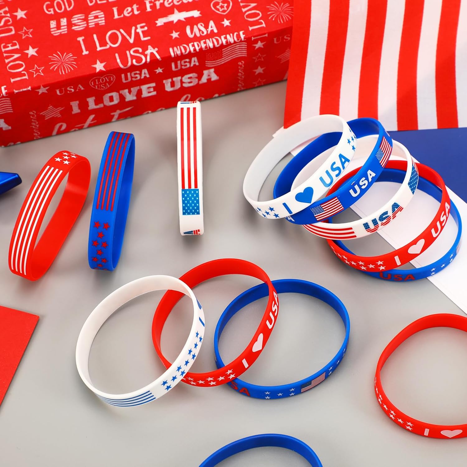 JUNEBRUSHS 24 pulseras de silicona para fiestas del 4 de julio, con bandera estadounidense, color rojo, blanco y azul, para fiestas patrióticas del