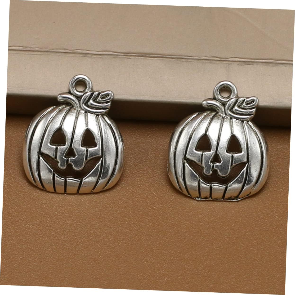 VILLCASE 100 dijes de bruja de Acción de Gracias, dijes de calabaza para collares, decoración retro, collar de bruja, aretes de Halloween, pulsera,