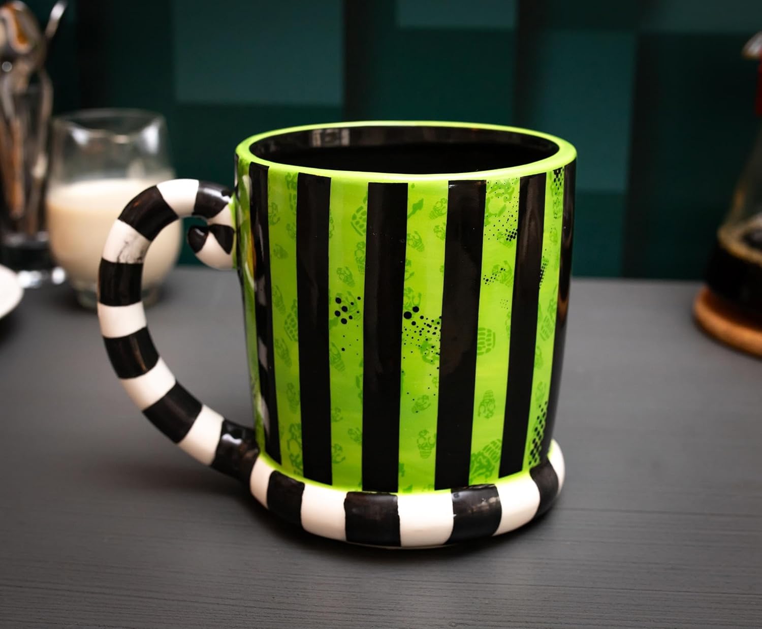 Silver Buffalo Beetlejuice – Taza de cerámica esculpida en 3D con diseño de rayas y nombres en caja, 24 onzas