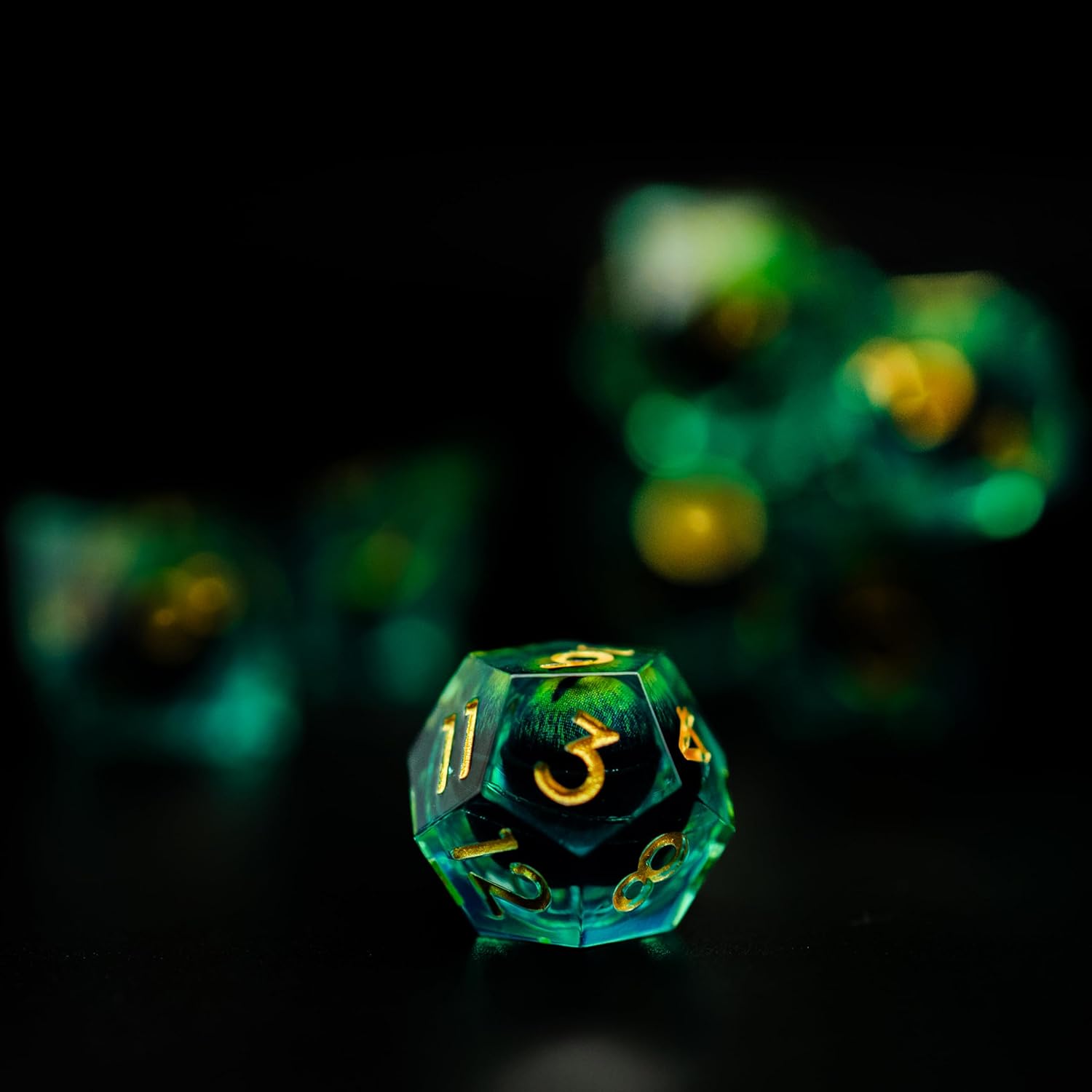 Dados DND de núcleo líquido, un juego completo de dados líquidos D&D con bolsa de terciopelo para juego de mazmorras y dragones (líquido de ojo de