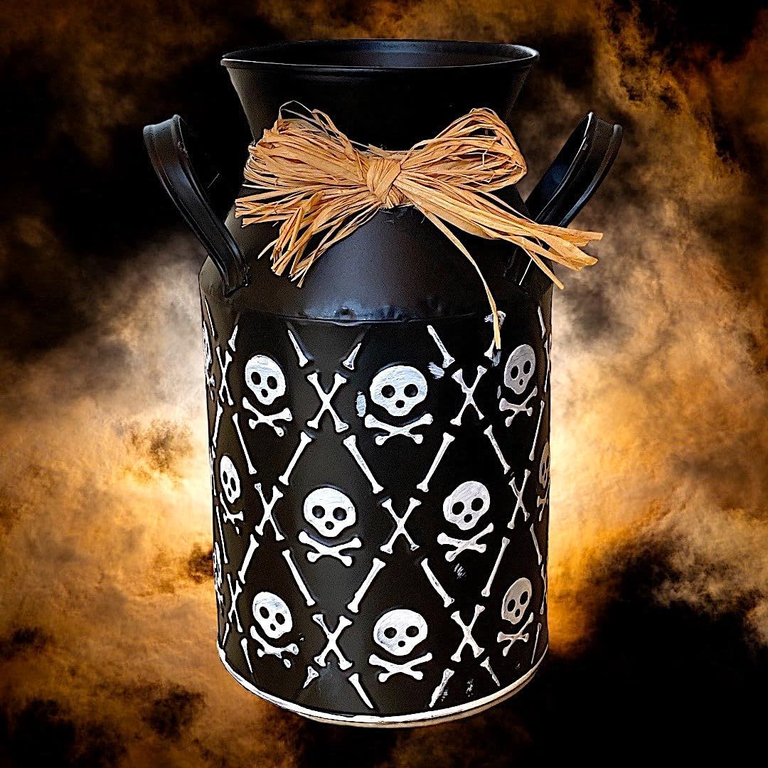 Jarrón de metal para Halloween, decoración rústica, estante de mesa, chimenea, blanco y negro con calaveras y huesos (9.75 pulgadas de alto)