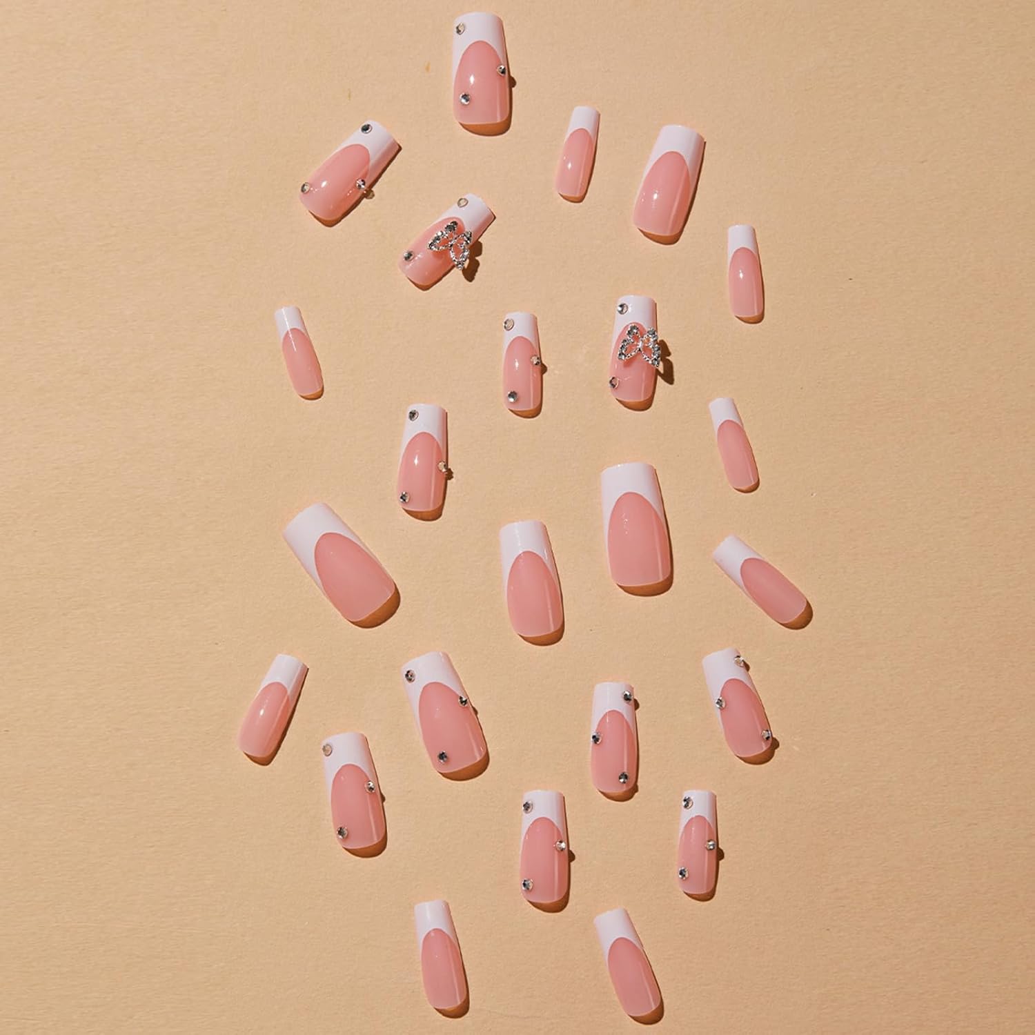 Uñas postizas cuadradas medianas con punta francesa, uñas acrílicas de cobertura completa con diseños de dijes de mariposa de metal 3D, puntas de
