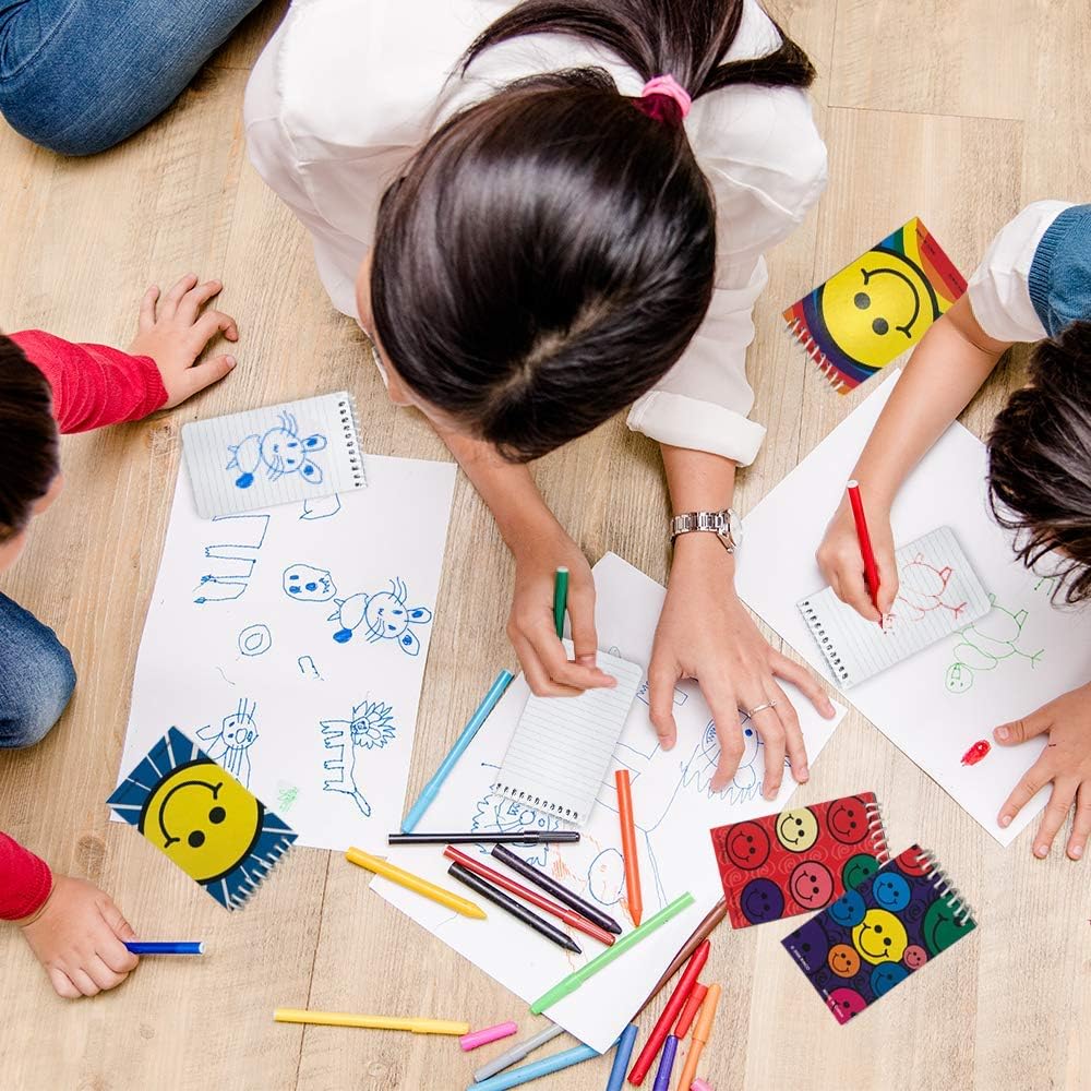ArtCreativity Mini bloc de notas de cara sonriente, paquete de 12, blocs de notas de emoticonos pequeños con cubiertas coloridas de arcoíris,