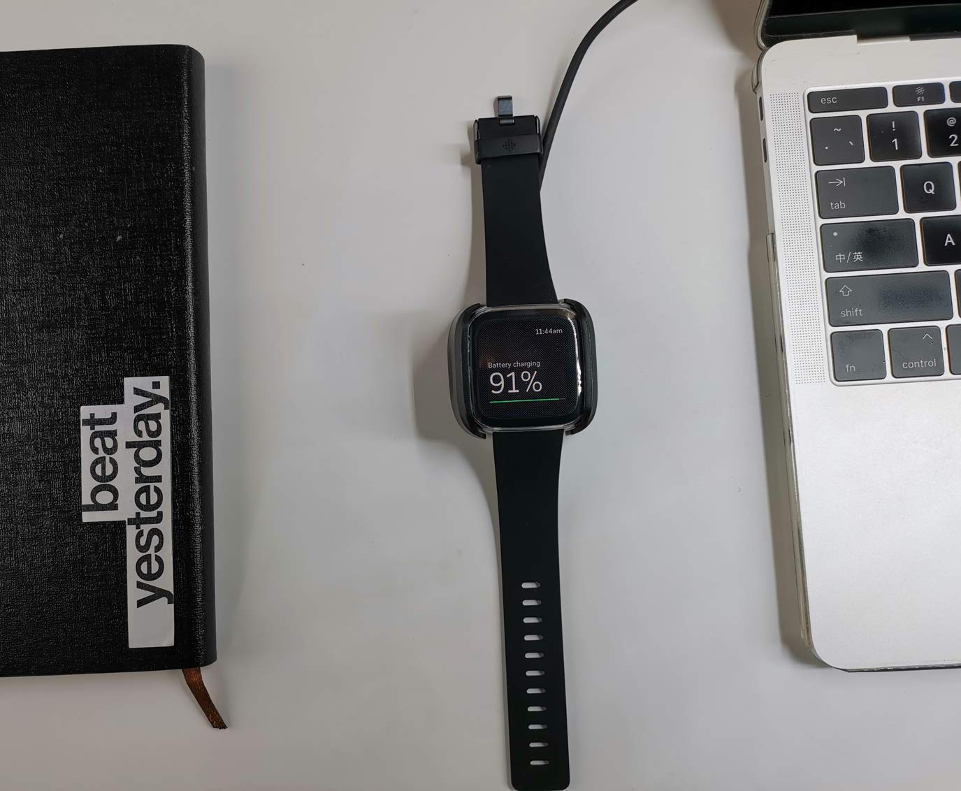 Base de carga de repuesto compatible con cargador Fitbit Versa 2, cable de soporte de base de carga y 2 fundas protectoras de pantalla de cubierta