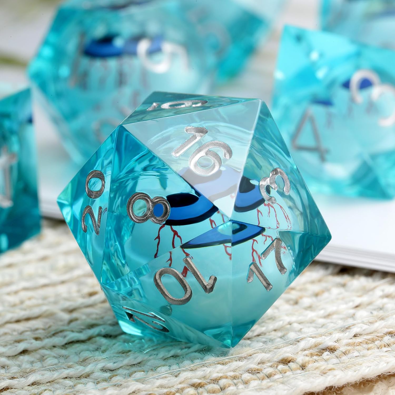 DNDND Dados DND de resina líquida de borde afilado con estuche de regalo para juego de mazmorras y dragones (azul con globo ocular)