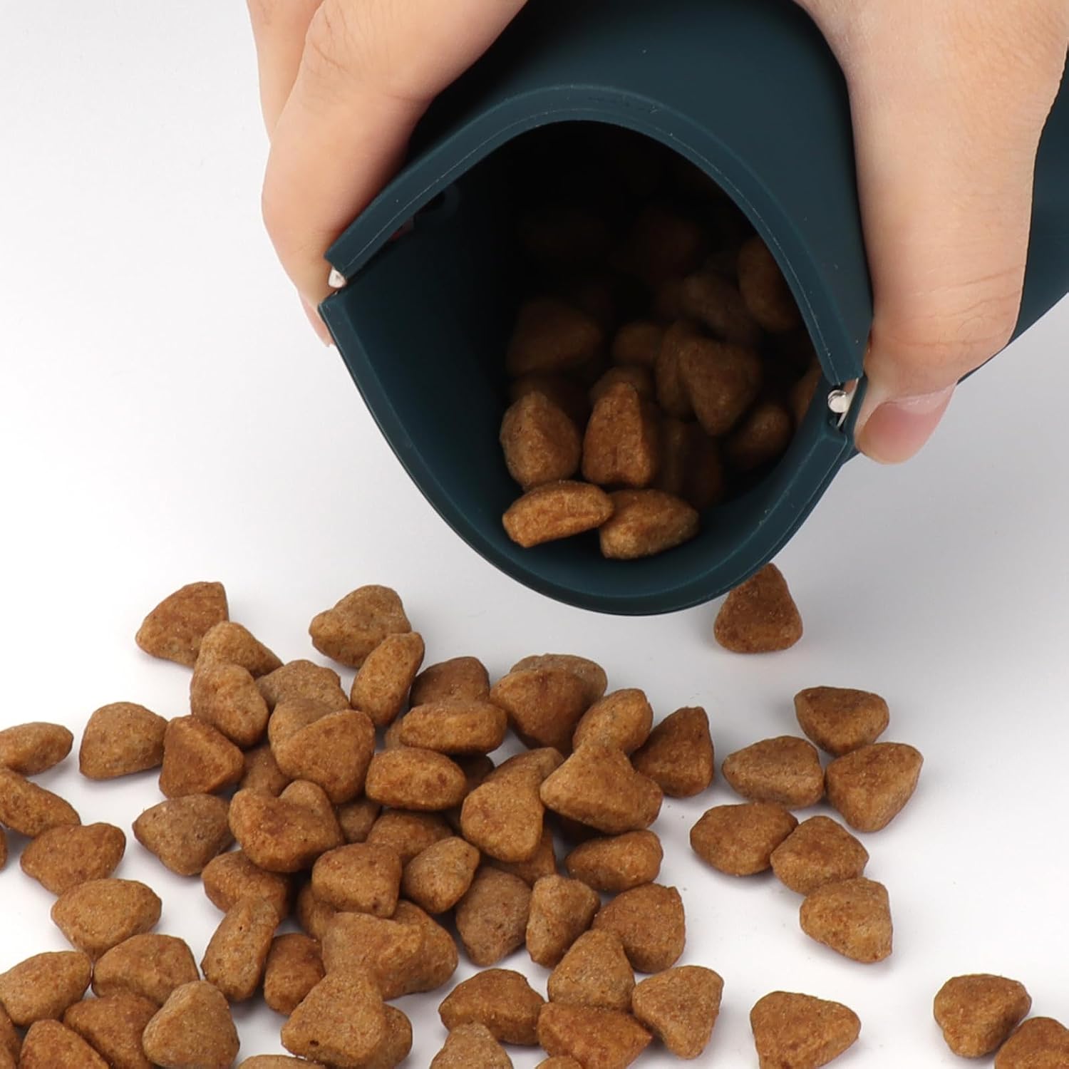 WALLFID Bolsa pequeña de silicona para perros, cierre automático, con clic de entrenamiento para mascotas, bolsa de senderismo para perros y gatos,