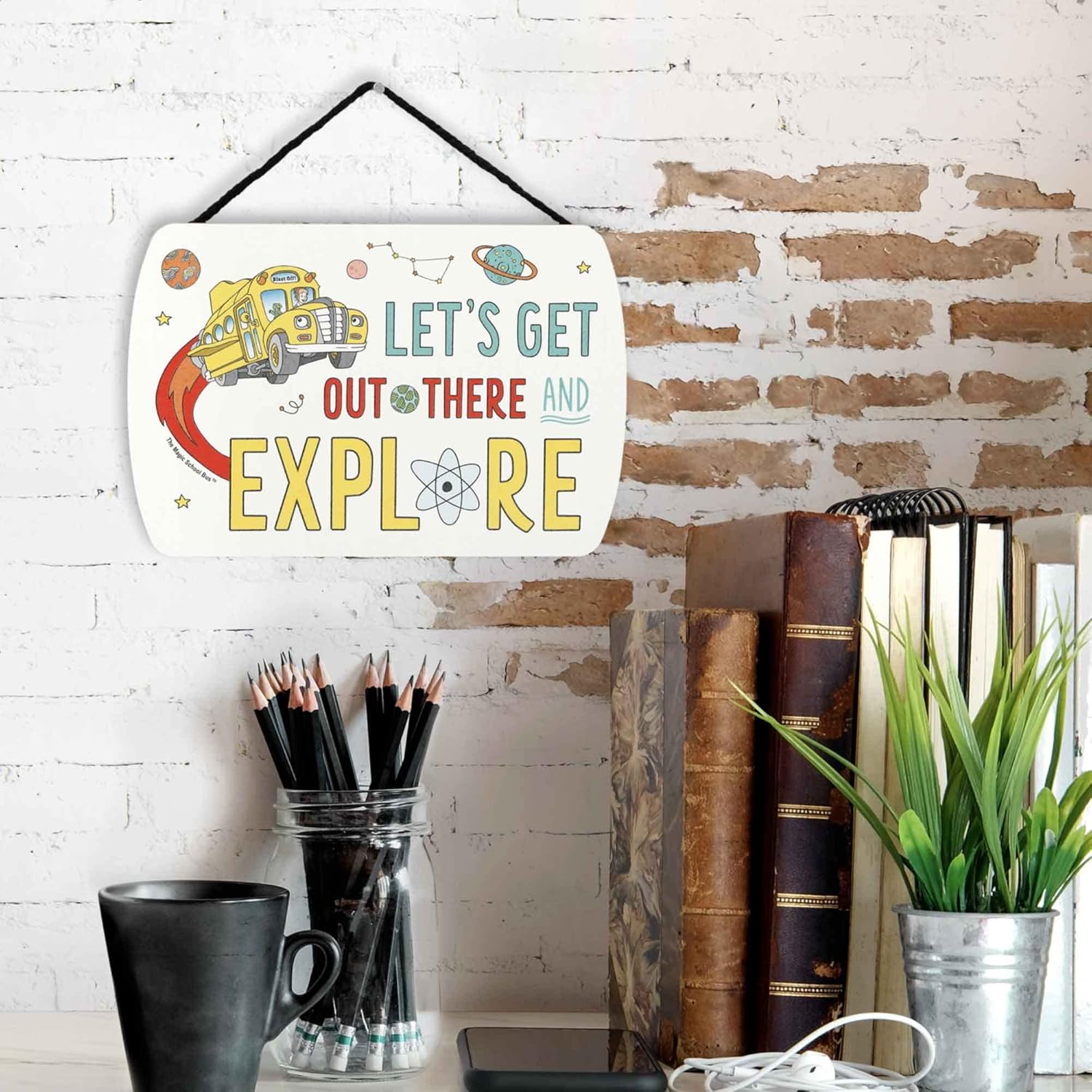 Open Road Brands Scholastic The Magic School Bus Let’s Explore – Decoración colgante de pared de madera, divertido letrero mágico de autobús escolar