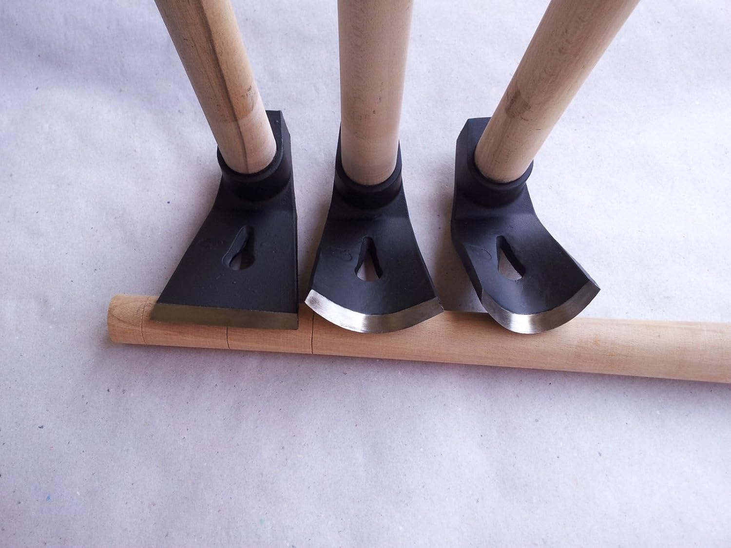 Conjunto de tres herramientas de tallado de madera, derecha, intermedia y curva (tamaño pequeño).