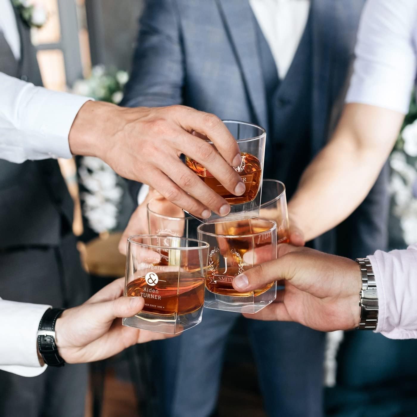 Maverton Juego de whisky grabado para parejas, juego de bebidas elegante personalizado para boda, jarra de whisky con 6 vasos, decantador geométrico
