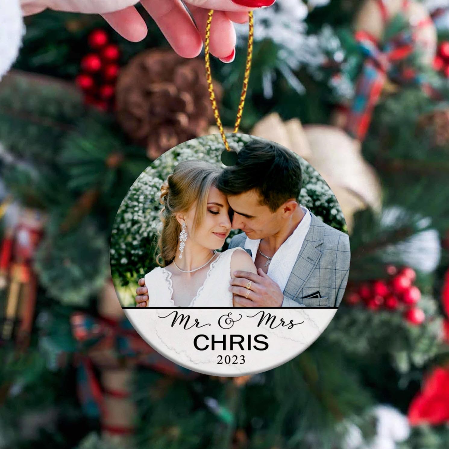 Adorno de cerámica personalizable con texto en inglés Our First Christmas Together As Mr and Mrs 2023, adorno personalizado para parejas recién