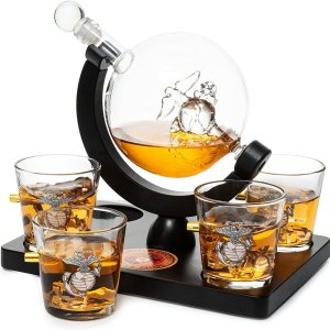 U.S. Marine Globe – Juego de decantador de whisky con 4 vasos de licor, juego de regalo para veteranos marinos con base de madera de caoba y U.S. Marine Globe – Juego de decantador de whisky con 4 vasos de licor, juego de regalo para veteranos marinos con base de madera de caoba y