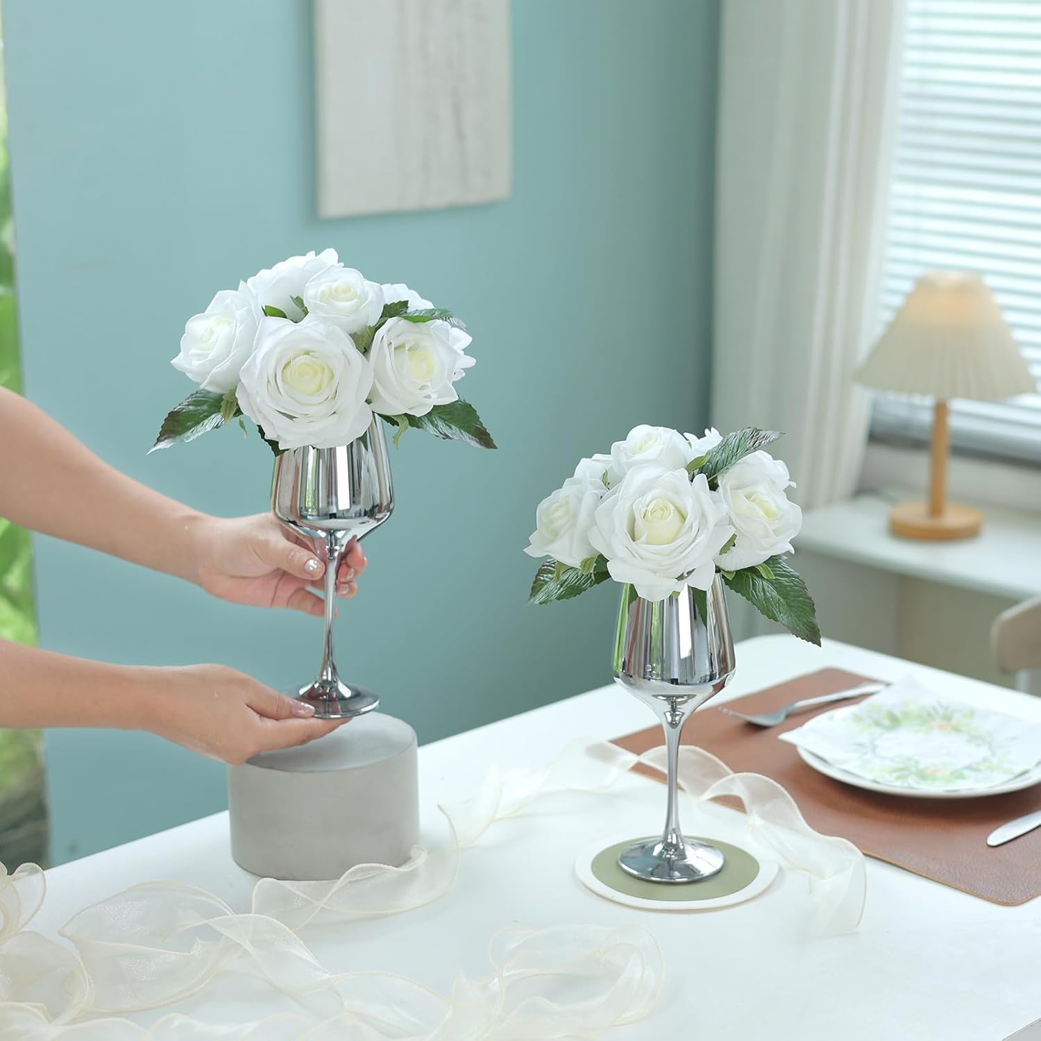 FOTEEWL Flores artificiales de tacto real con jarrón, rosas de seda falsas en jarrón, ramo de arreglos florales de imitación para decoración de mesa