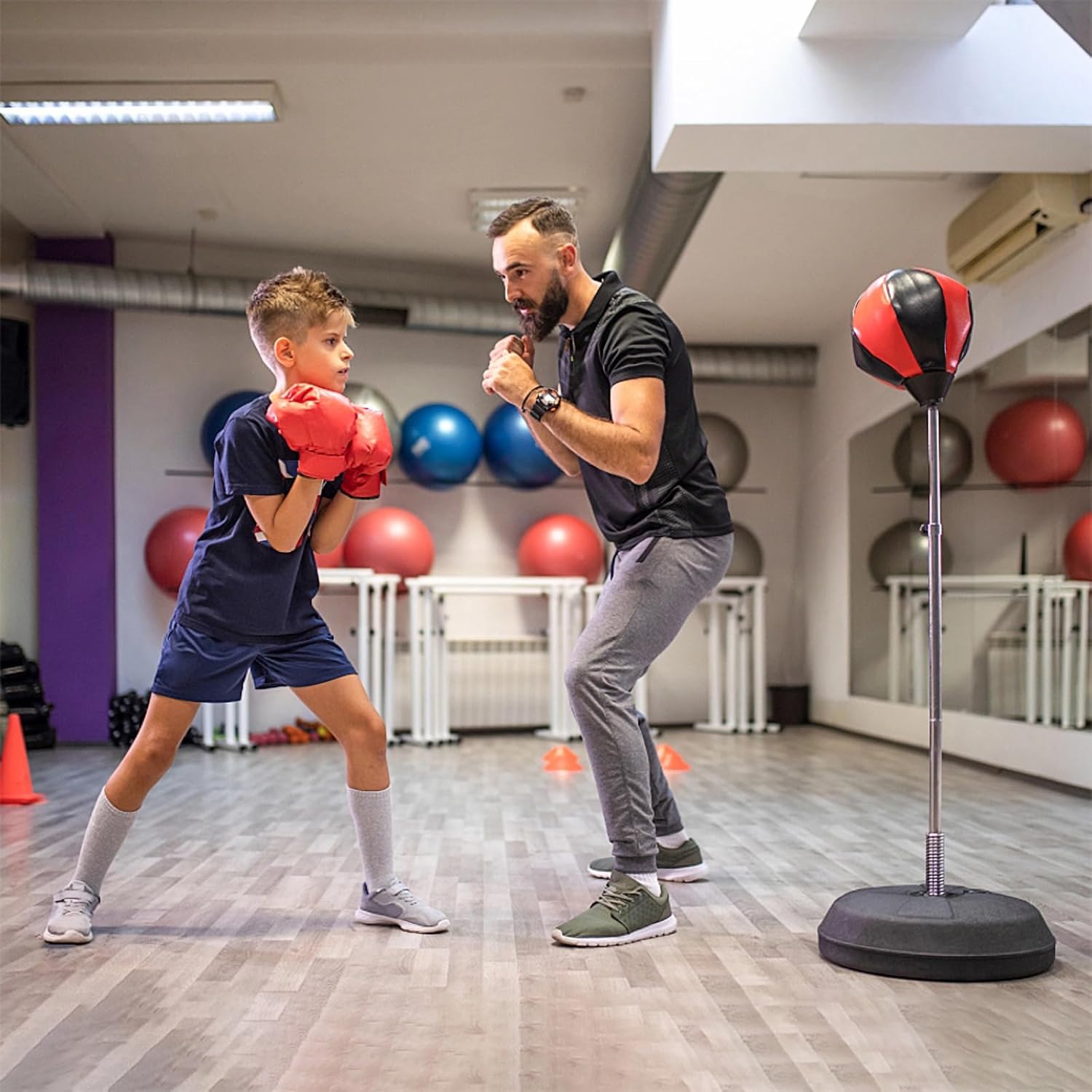 WUWEOT Juego de saco de boxeo para niños, pelota de boxeo con soporte de altura y guantes de entrenamiento de boxeo, regalo ideal para Navidad,