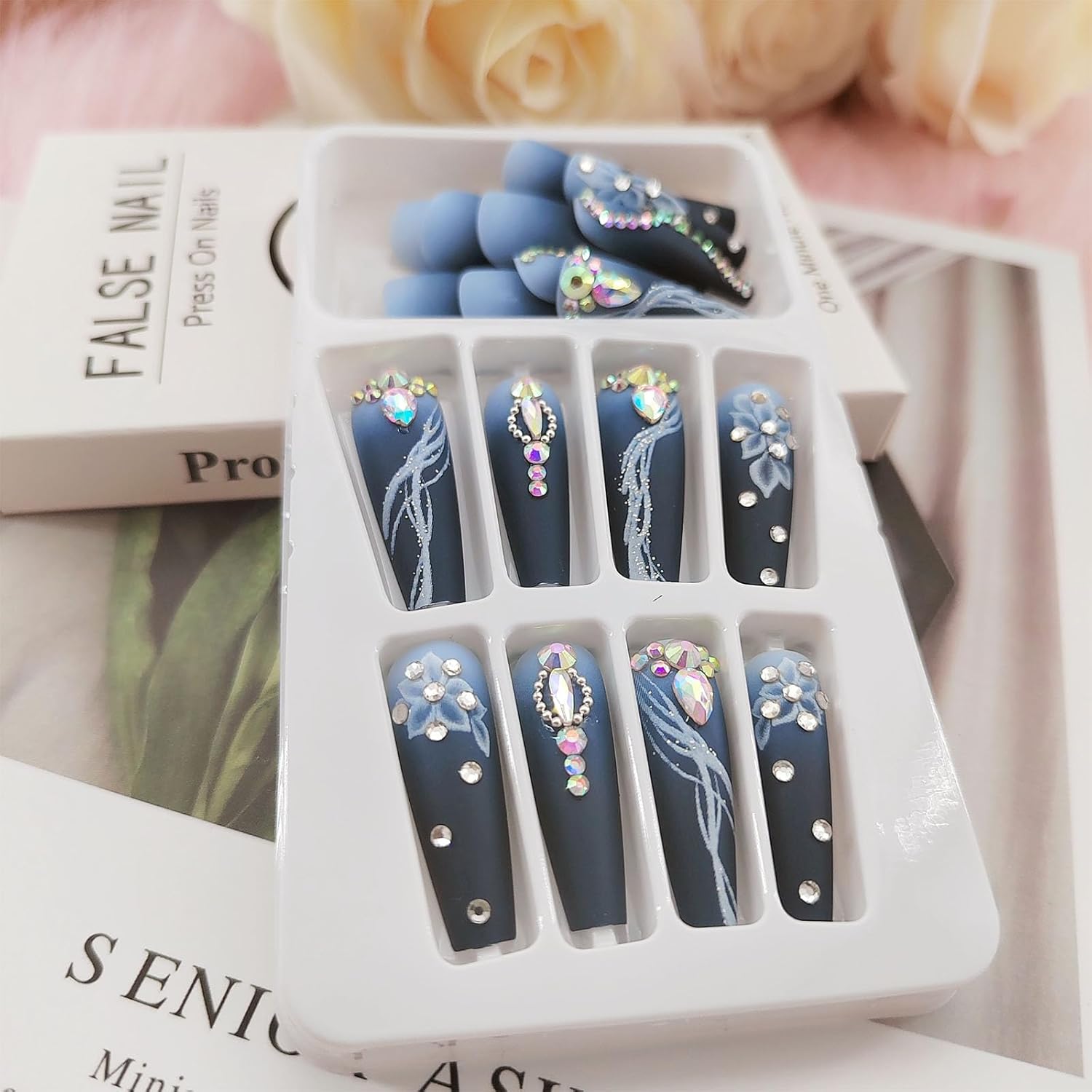 Uñas postizas largas a presión en forma de ataúd azul oscuro degradado con diseño de diamantes de flores blancas, uñas postizas acrílicas