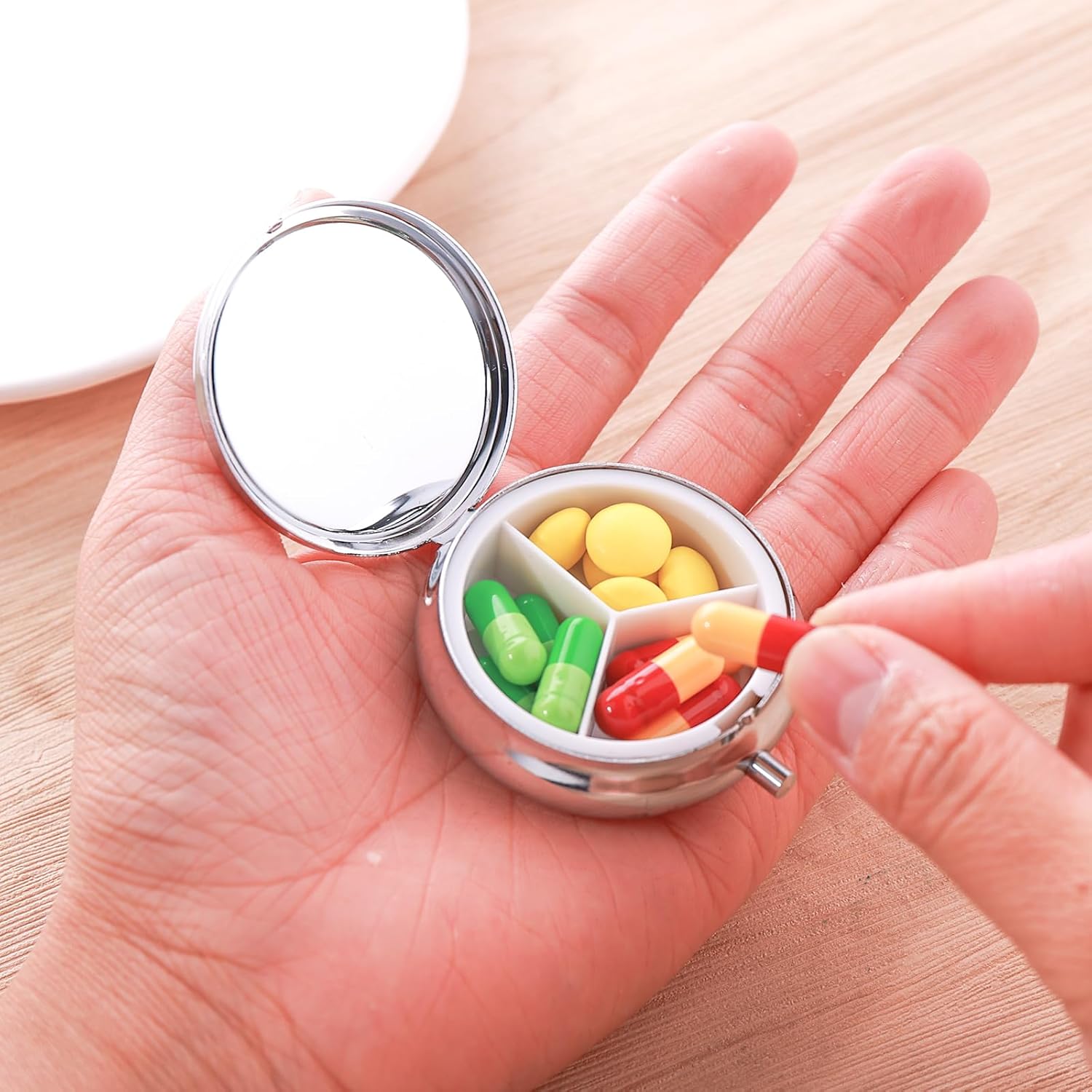 Sibba Pastillero portátil de 3 compartimentos para medicina, pastillero multifuncional a prueba de humedad para bolso y bolsillo, bonita caja