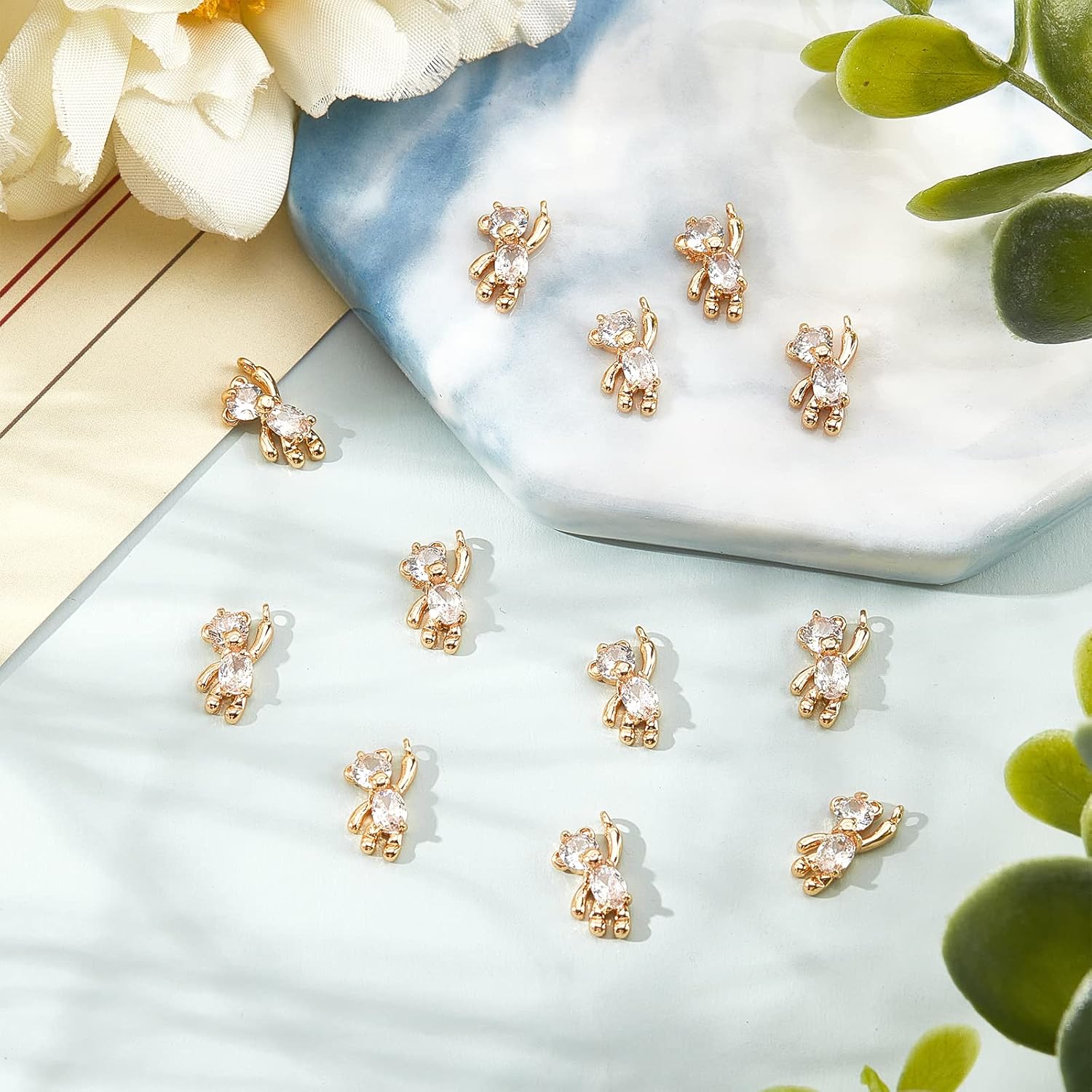CHGCRAFT 12 dijes de oso chapados en oro de 18 quilates, latón con micro pavimento, circonita cúbica transparente con lazo para joyería, collares,