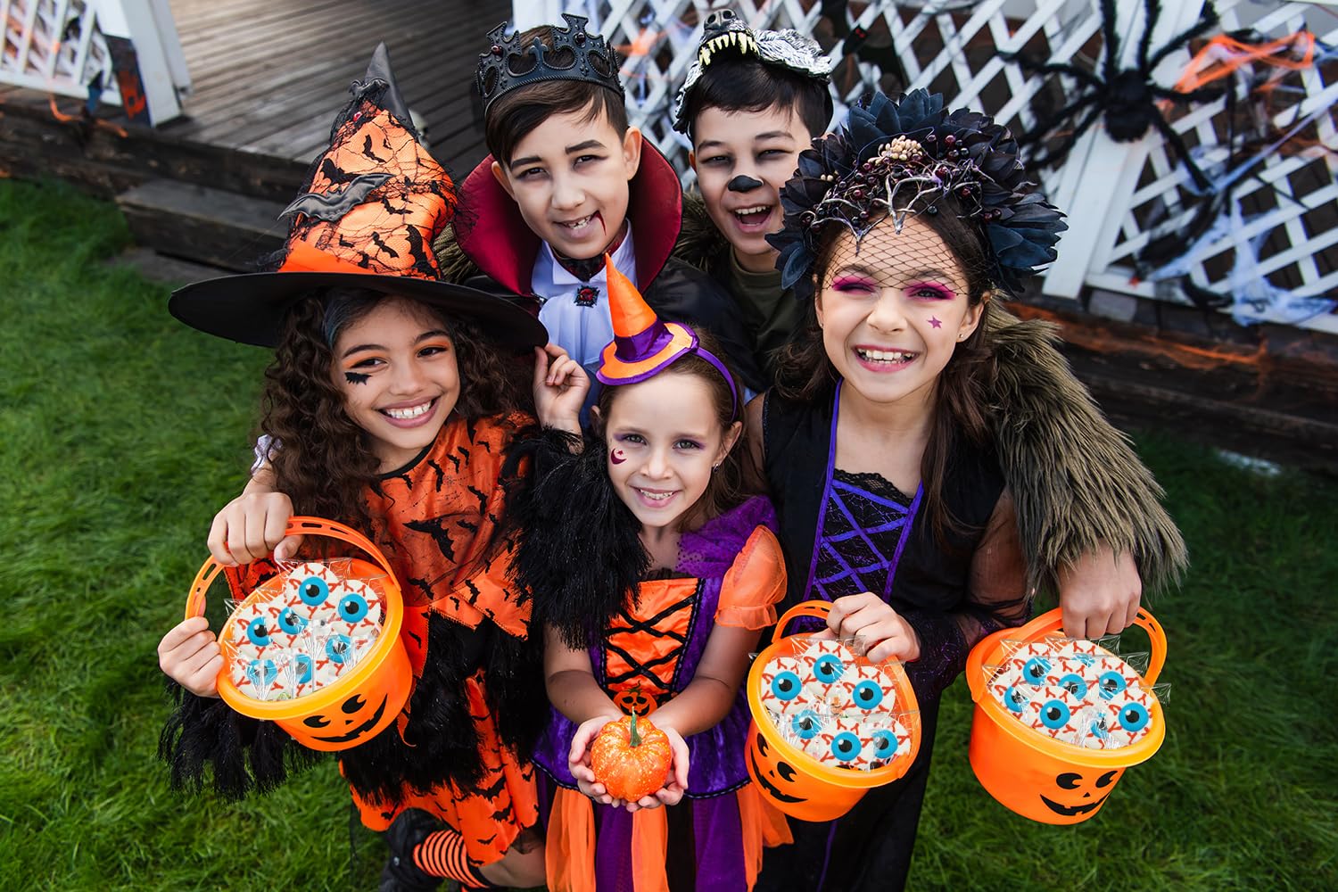 Piruletas de Halloween con forma de ojos y dulces, rellenos de bolsas de fiesta de dulce o truco, recuerdos de fiesta (paquete de 24)