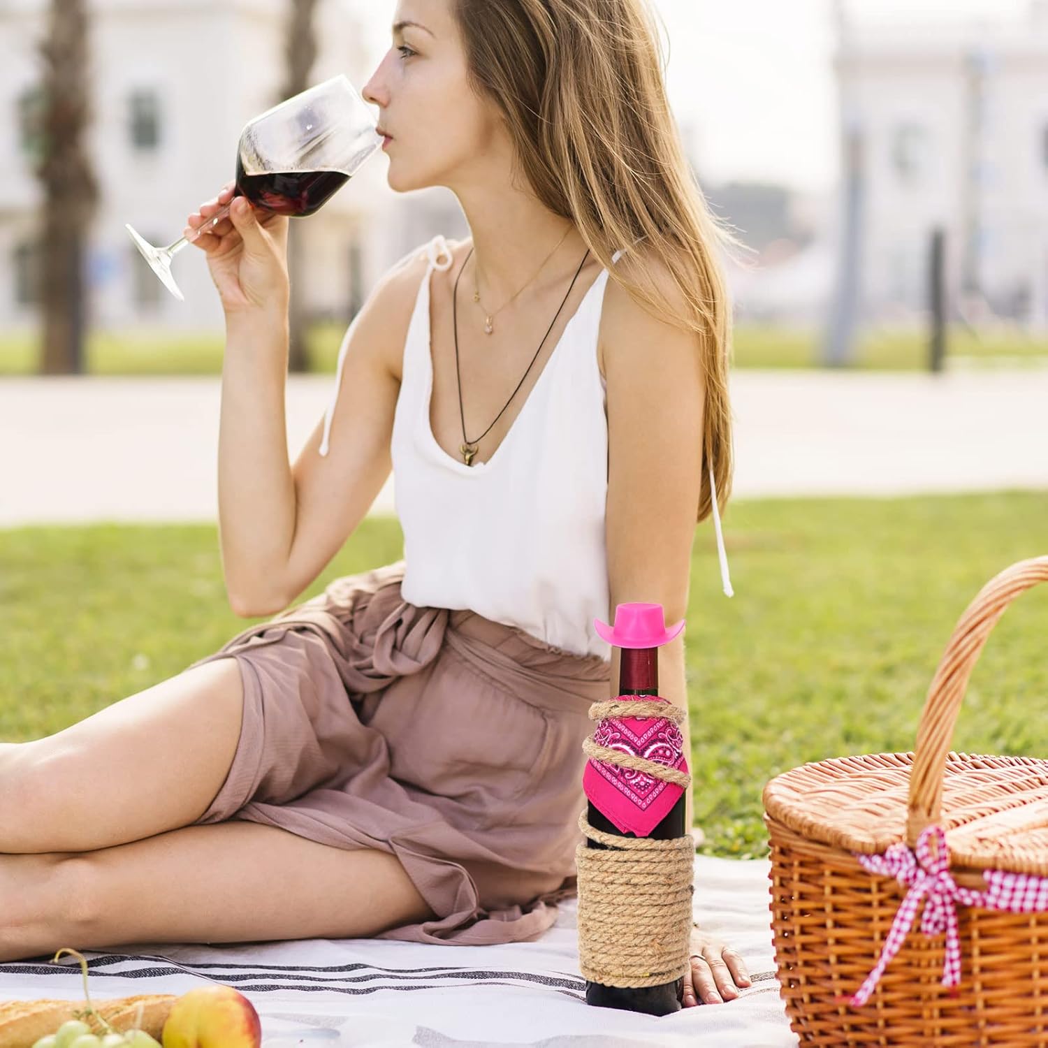 Whaline 20 sombreros de vaquero occidentales con mini bandanas, sombrero miniatura rosa, mini vaquera botella de vino rosa, para disfrazarse,