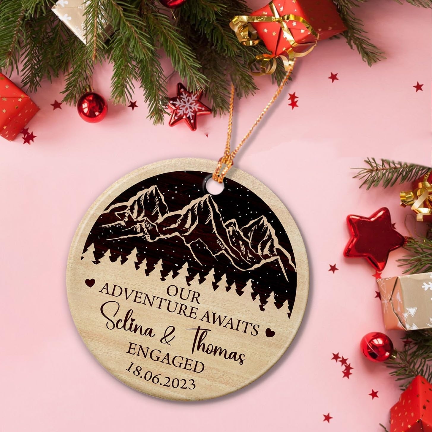 Adorno de cerámica con texto en inglés “Our Adventure Awaits Engaged”, adorno personalizado para la primera Navidad 2023, recuerdo de pareja de