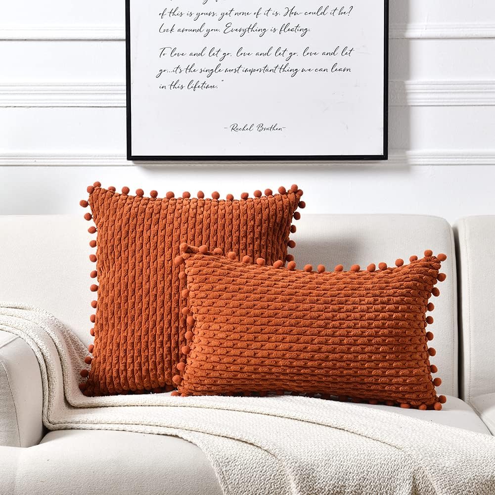 Fancy Homi Juego de 2 fundas de almohada decorativas de color óxido de 16 x 16 pulgadas con pompones para sofá y cama, decoración moderna de estilo