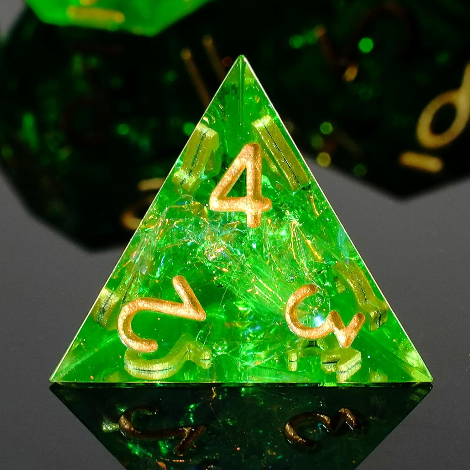 DND – Juego de dados con bordes afilados, 7 dados facetados DND, números dorados y hermosa caja de hierro, perfecto para juegos de rol y juegos de