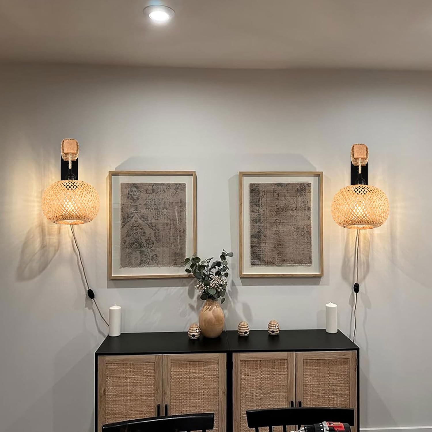 Juego de dos apliques de pared de ratán enchufables, apliques de pared de bambú tejidos a mano con interruptor, aplique de pared negro rústico
