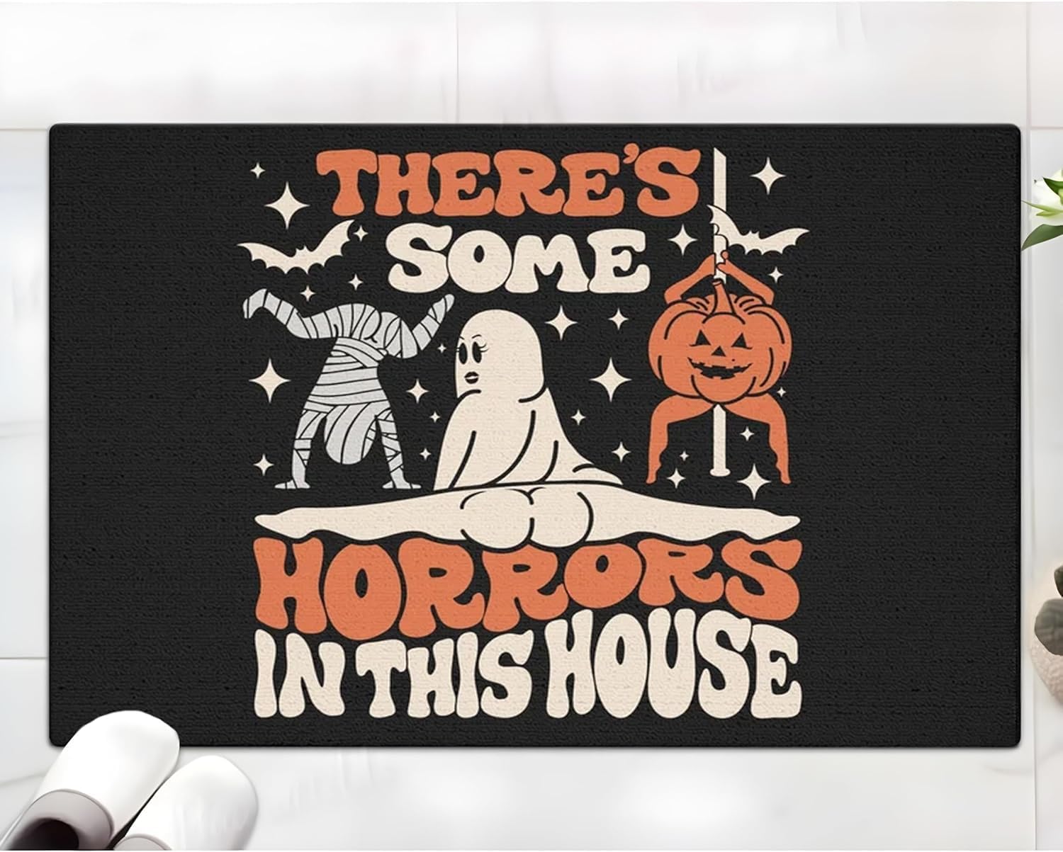 Tapete resistente con texto en inglés “There’s Some Horrors in This House”, tapete de piso de Halloween, tapete divertido de Halloween, tapete