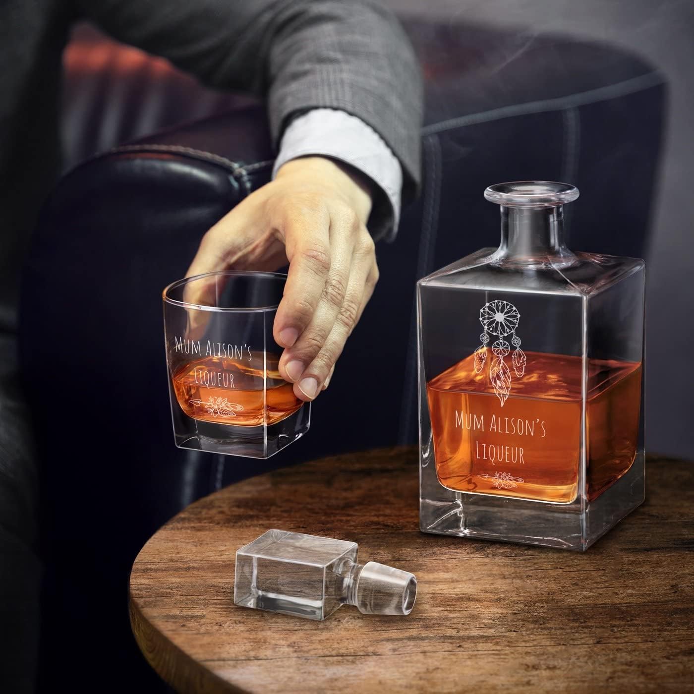 Maverton Juego de whisky grabado para mujer – 2 vasos personalizados para ella – Jarra de whisky y vasos para cumpleaños – Elegante decantador para