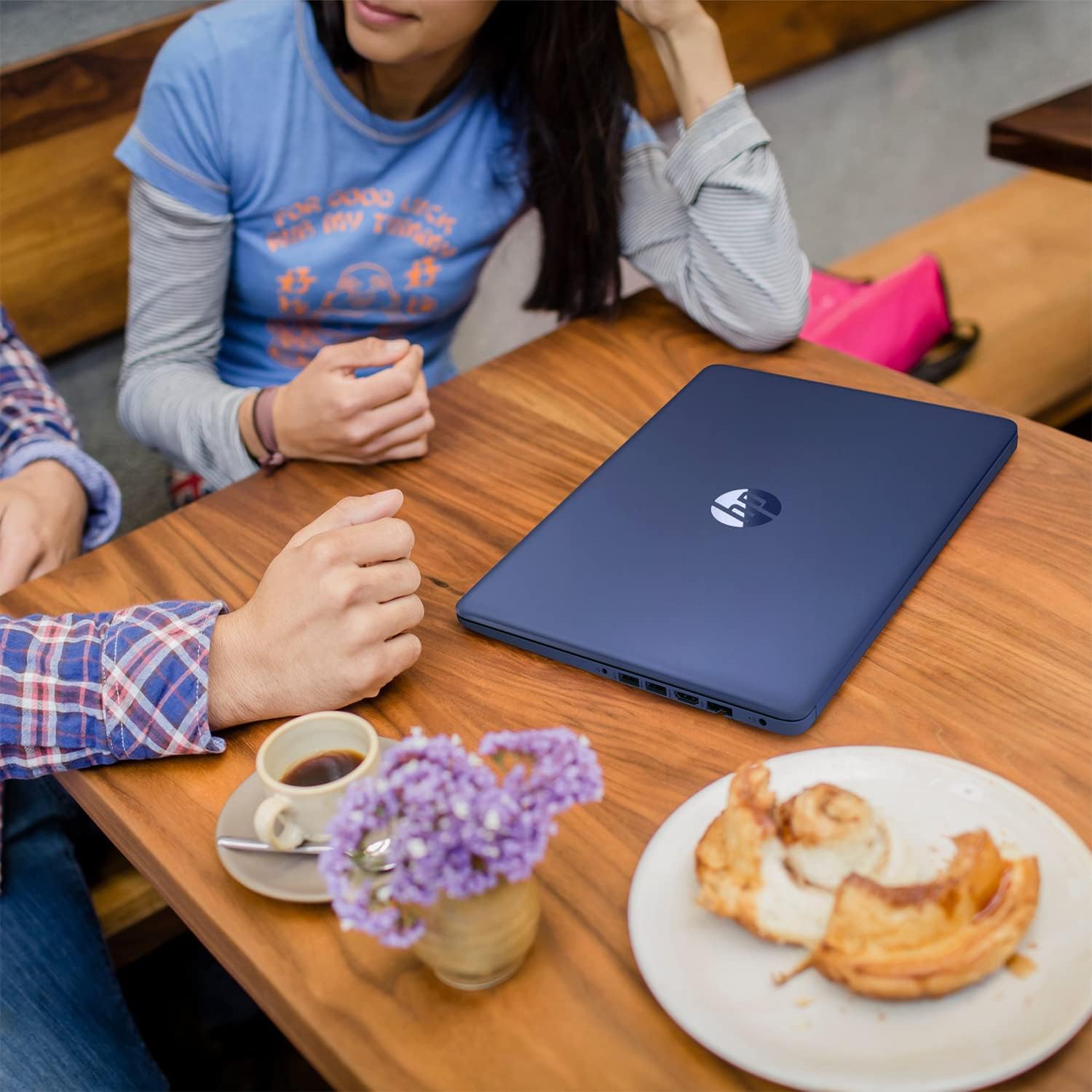 HP Laptop delgada y ligera HD 2022 de 14 pulgadas, procesador Intel de cuatro núcleos, 8 GB de RAM, 64 GB de almacenamiento, batería de larga