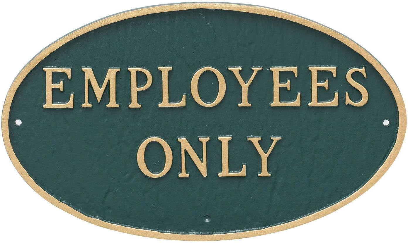 Placa ovalada de metal fundido con texto en inglés “Employees Only” – Placa de exhibición para césped o pared – Letrero de seguridad empresarial –