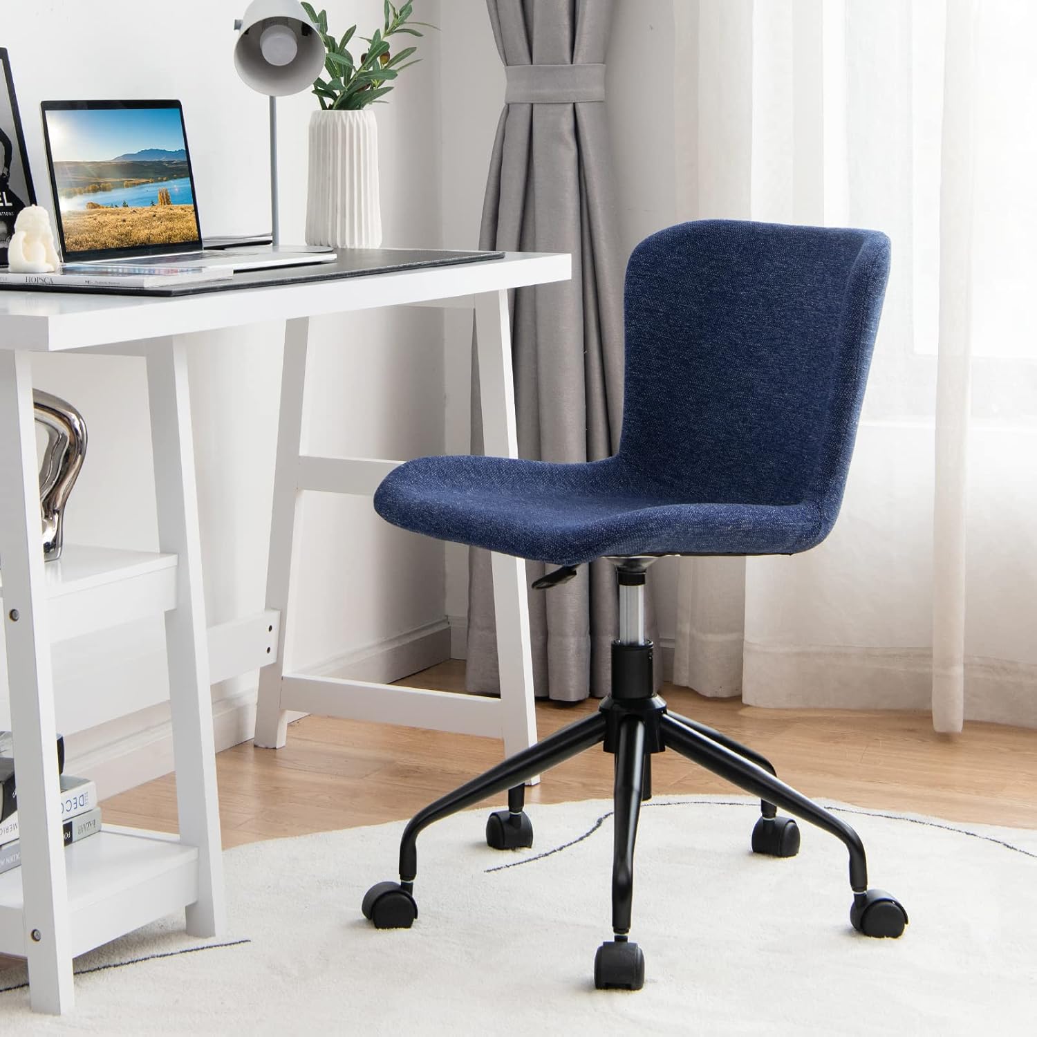 Giantex Silla de oficina en casa con ruedas, silla giratoria de computadora con respaldo medio, silla de ocio de lino ajustable para sala de estar,