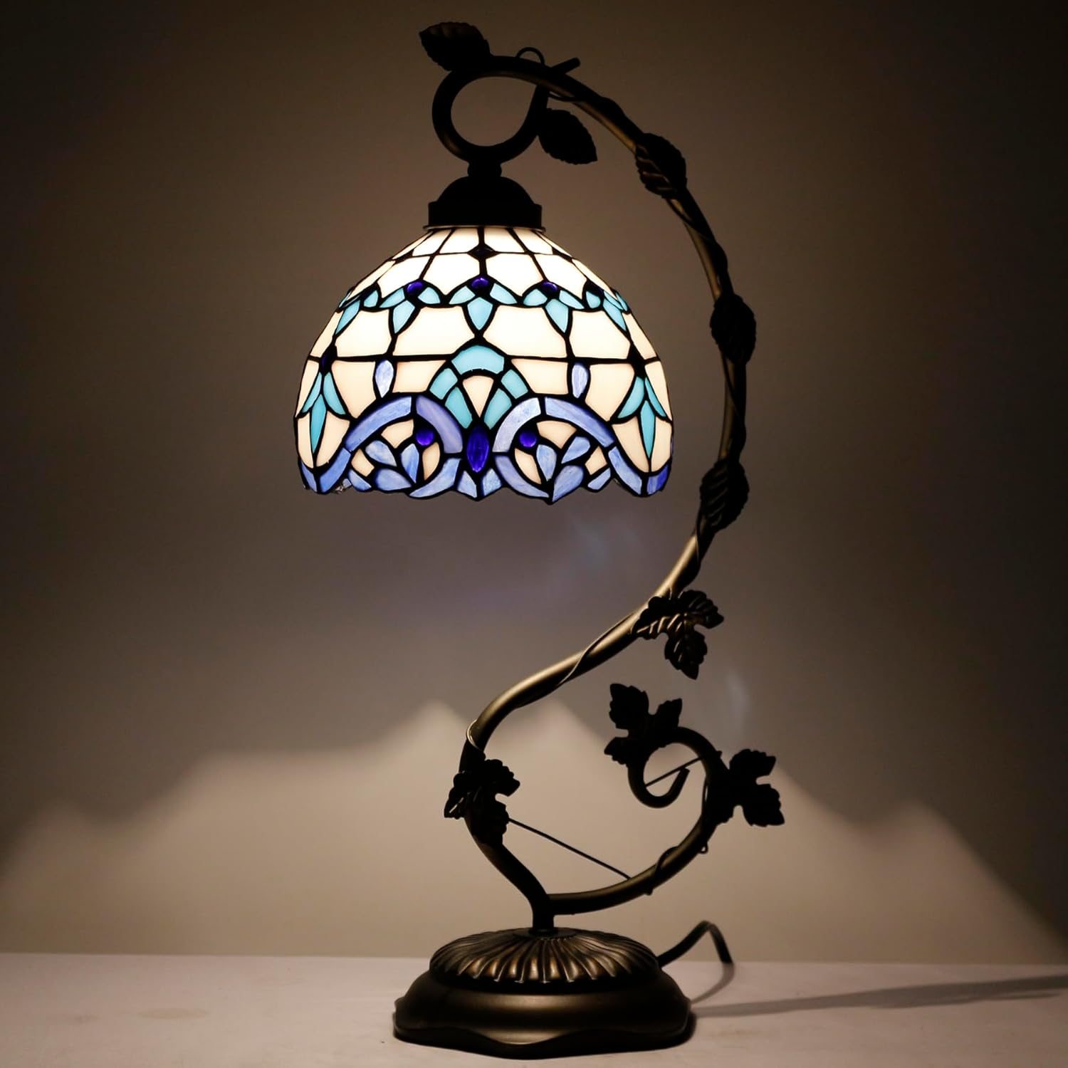 WERFACTORY Lámpara estilo Tiffany Lámpara de mesa de vidrio blanco y azul, lámpara de mesa de lectura, base de hoja de metal, 8 x 10 x 21 pulgadas,