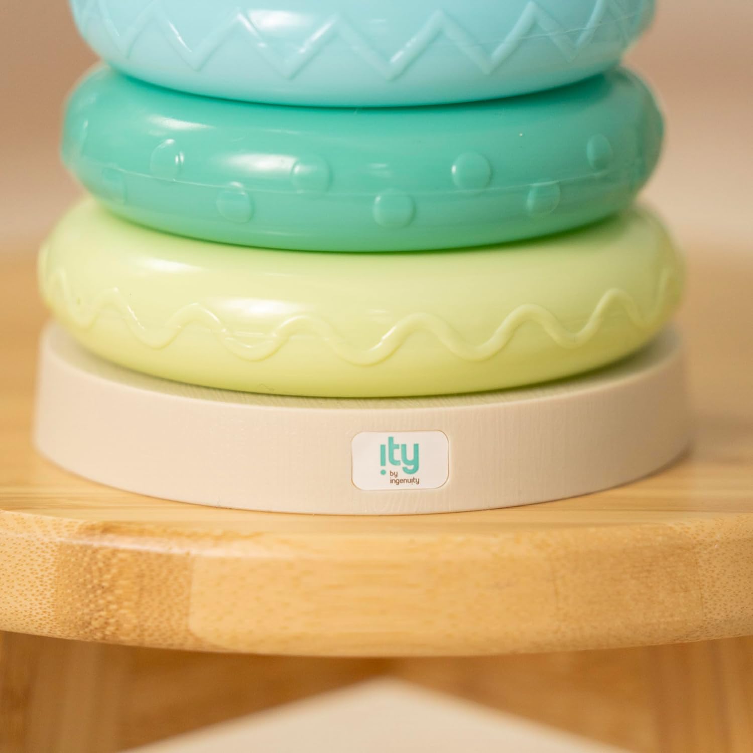 Ingenuity ity by Ingenuity Cutie Stacks, 4 anillos sin BPA, soporte de madera sintética, cubierta de oso, unisex, para edades de 6 meses en adelante